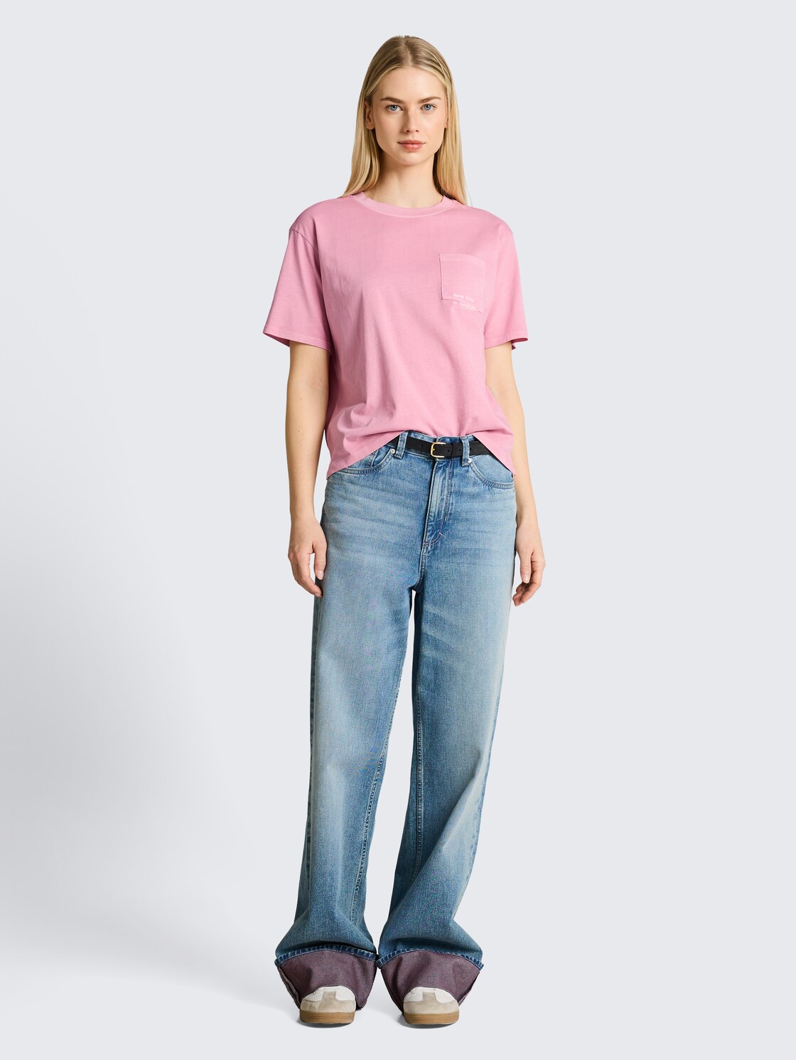 Boxy Fit T-Shirt mit Brusttasche - Soft Blush Rose - Model-Vorderansicht