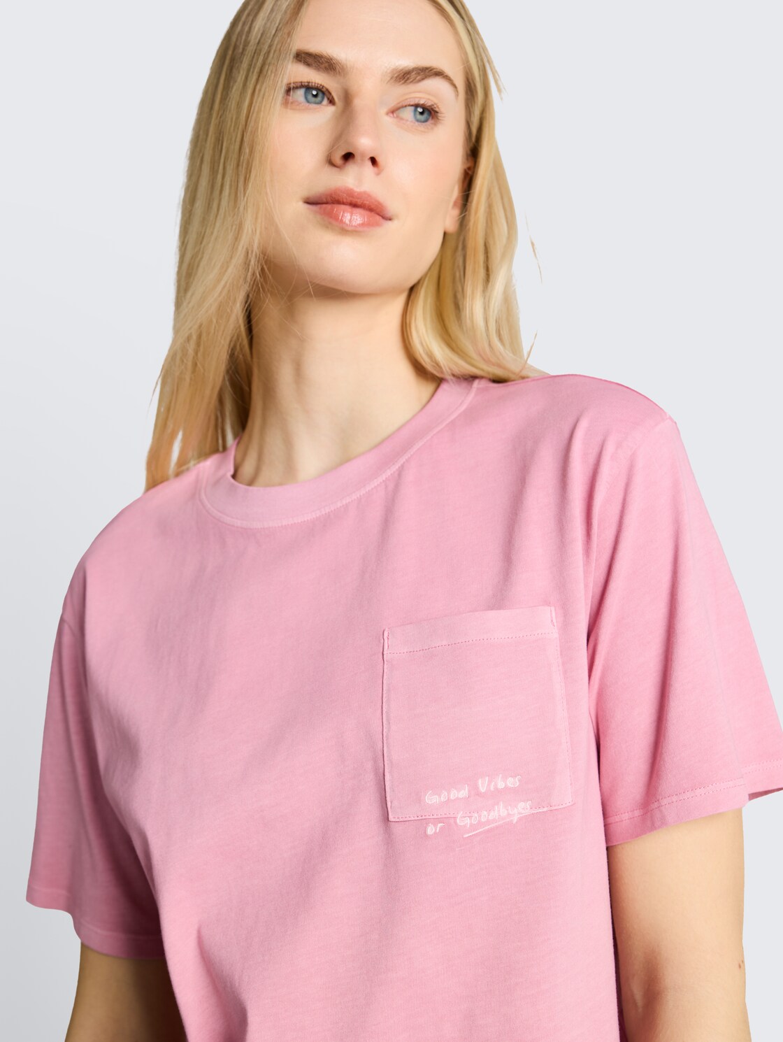 Boxy Fit T-Shirt mit Brusttasche - Soft Blush Rose - Detail-Model-Ansicht