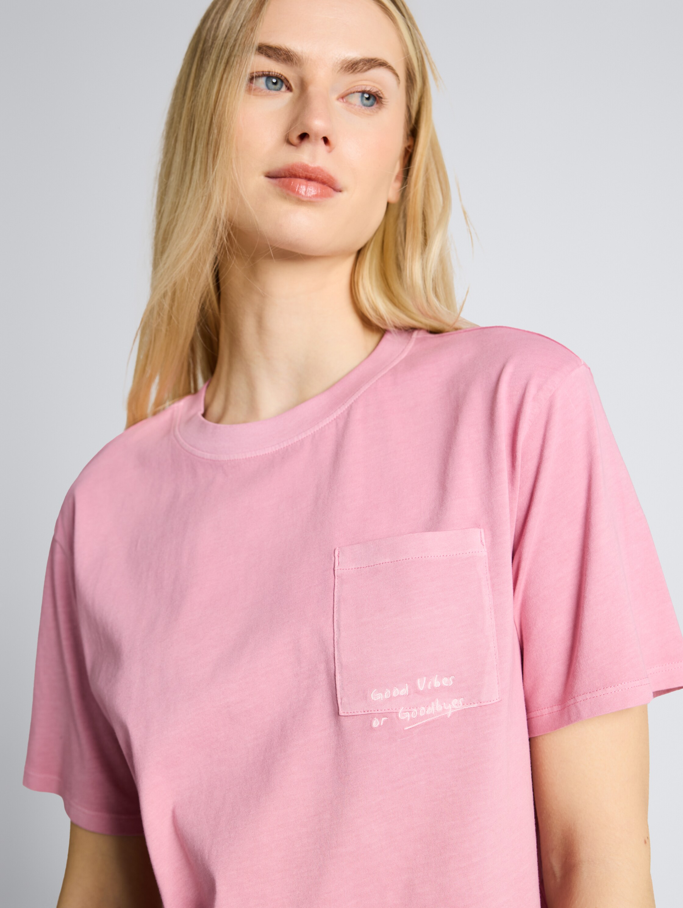 T-shirt coupe carrée avec poche poitrine - Soft Blush Rose - Vue détaillée du modèle