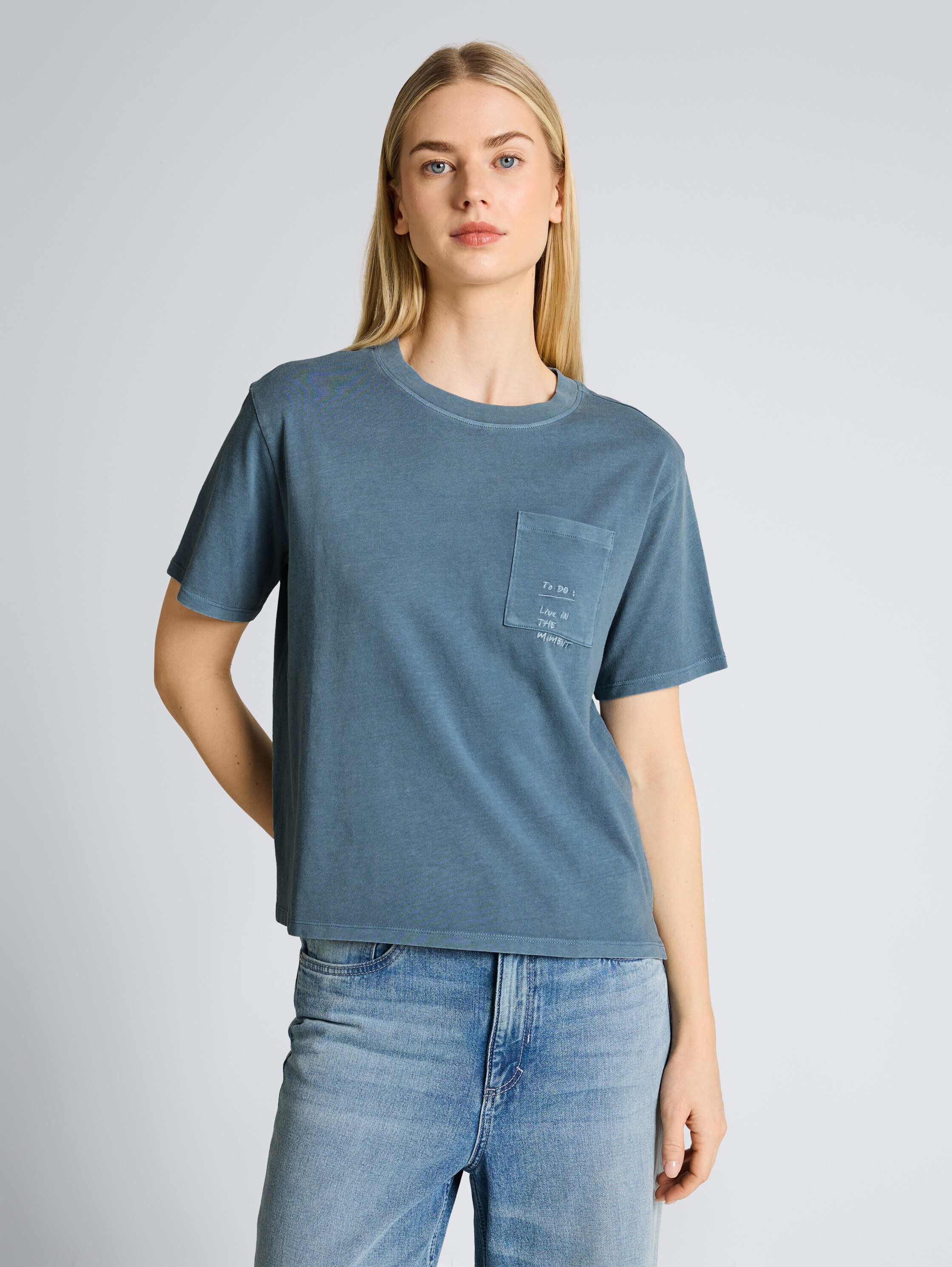 T-shirt coupe carrée avec poche poitrine - spring lake blue - Découpe Vue de face du modèle