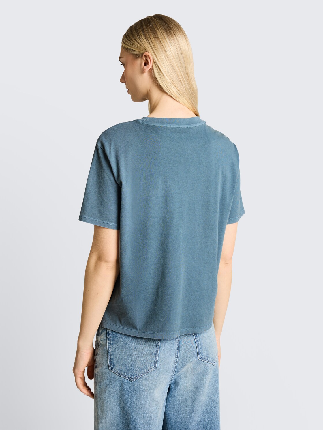 Boxy Fit T-Shirt mit Brusttasche - spring lake blue - Auschnitt Model-Rückansicht