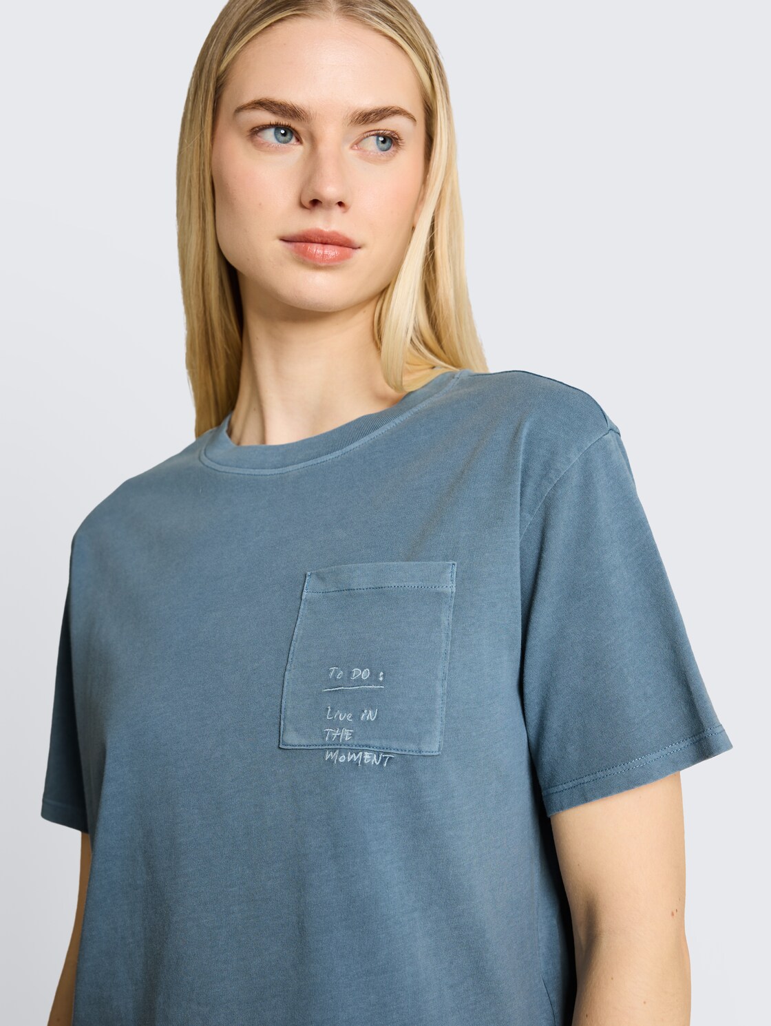 Boxy Fit T-Shirt mit Brusttasche - spring lake blue - Detail-Model-Ansicht