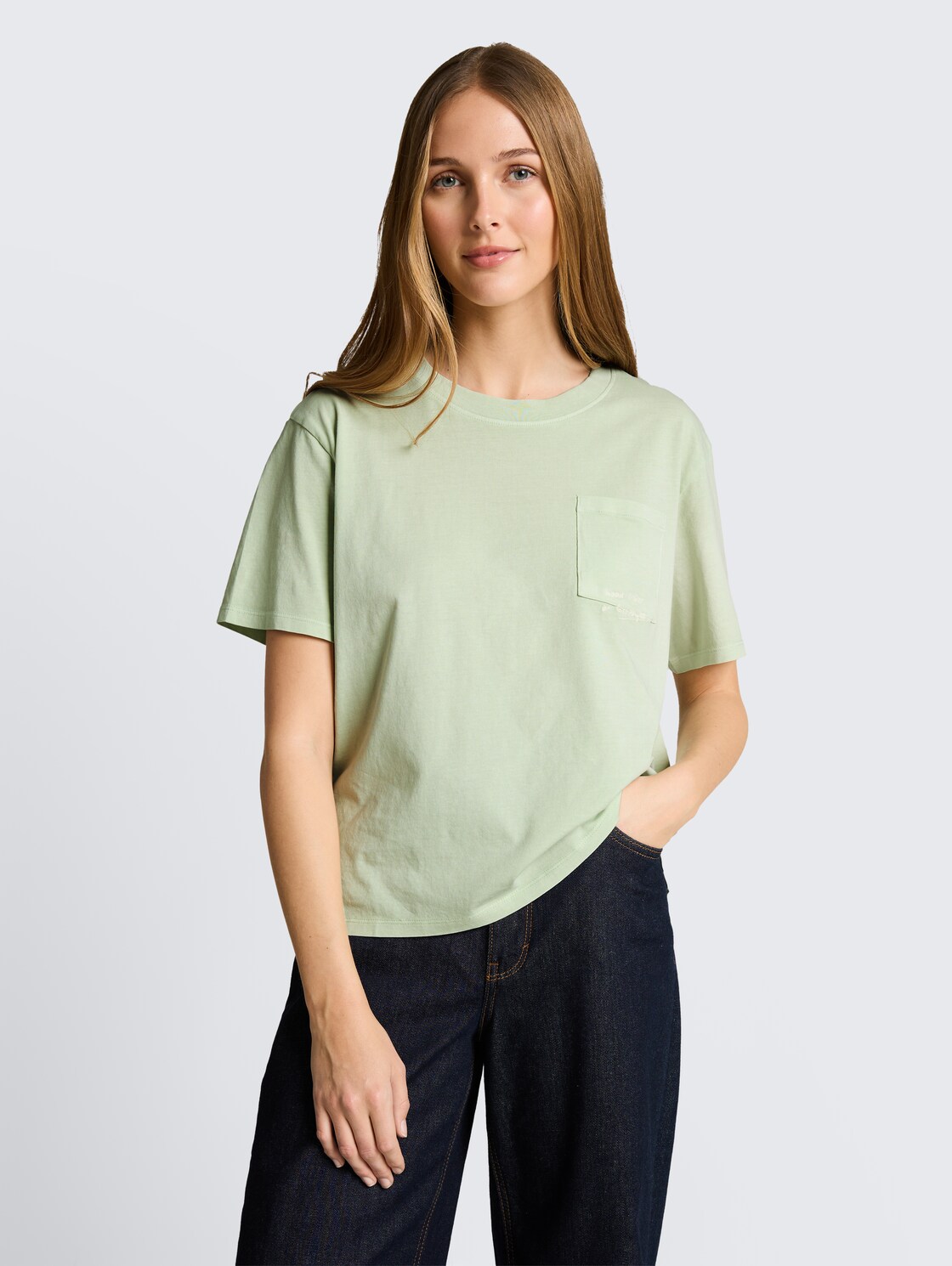 Boxy Fit T-Shirt mit Brusttasche - light matcha green - Ausschnitt Model-Vorderansicht