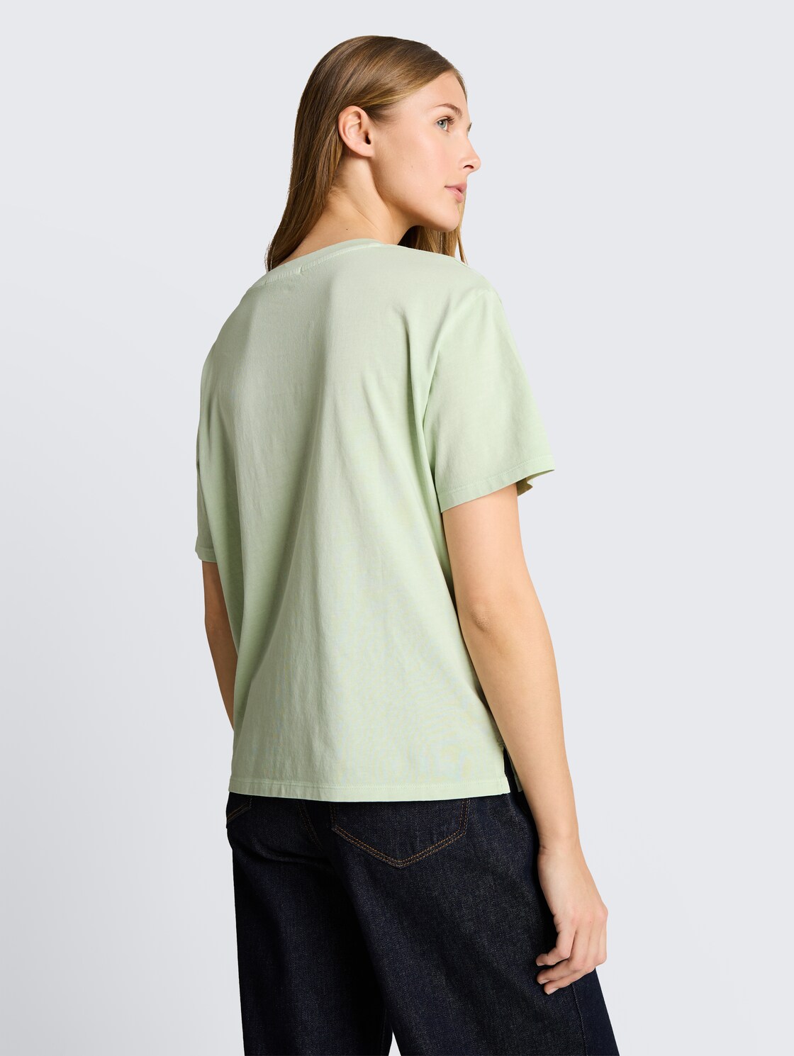 Boxy Fit T-Shirt mit Brusttasche - light matcha green - Auschnitt Model-Rückansicht