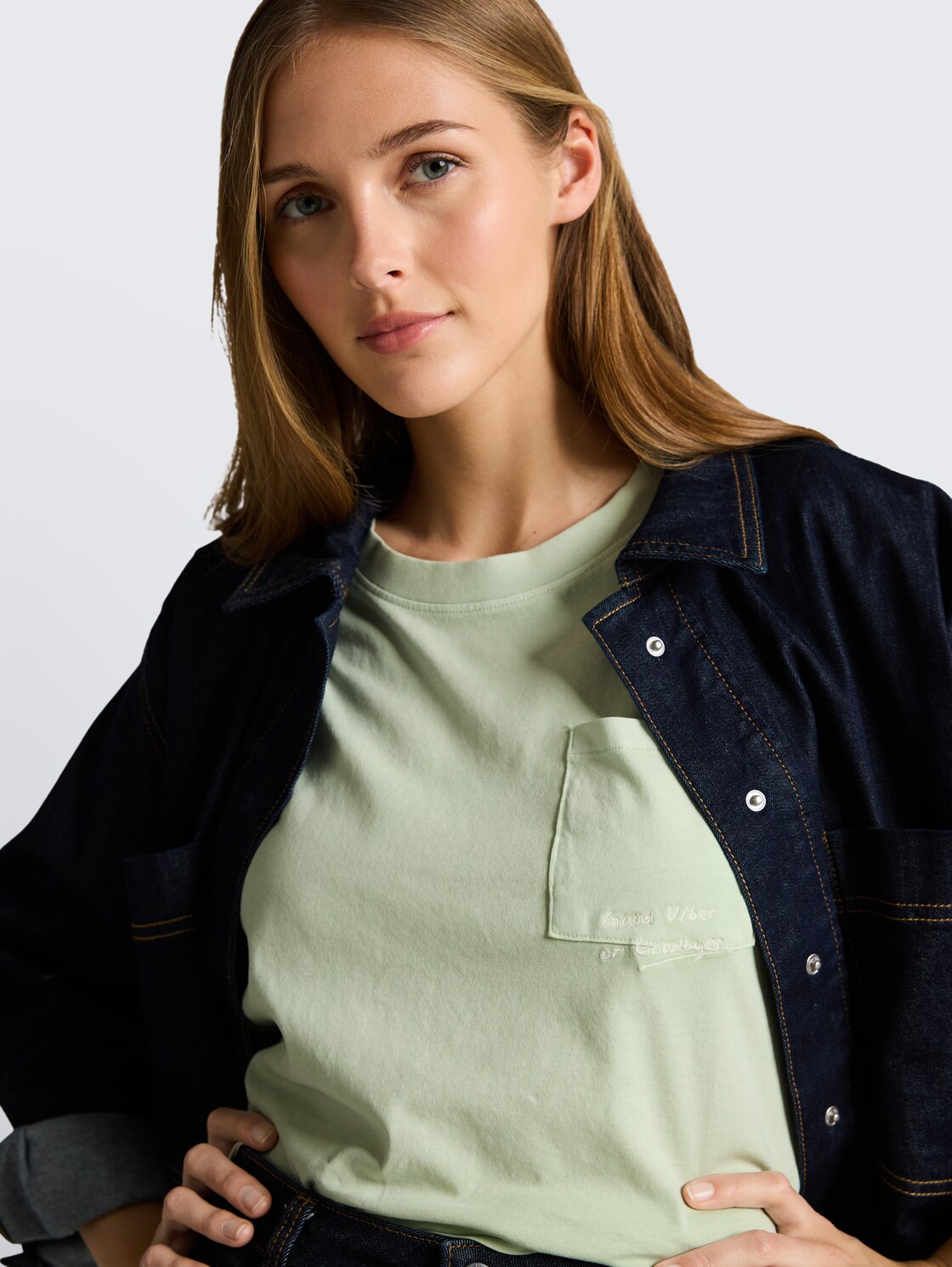 Boxy Fit T-Shirt mit Brusttasche - light matcha green - Detail-Model-Ansicht