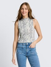 Slim Fit Top mit Schlangenmuster - faded snake print - Ausschnitt Model-Vorderansicht