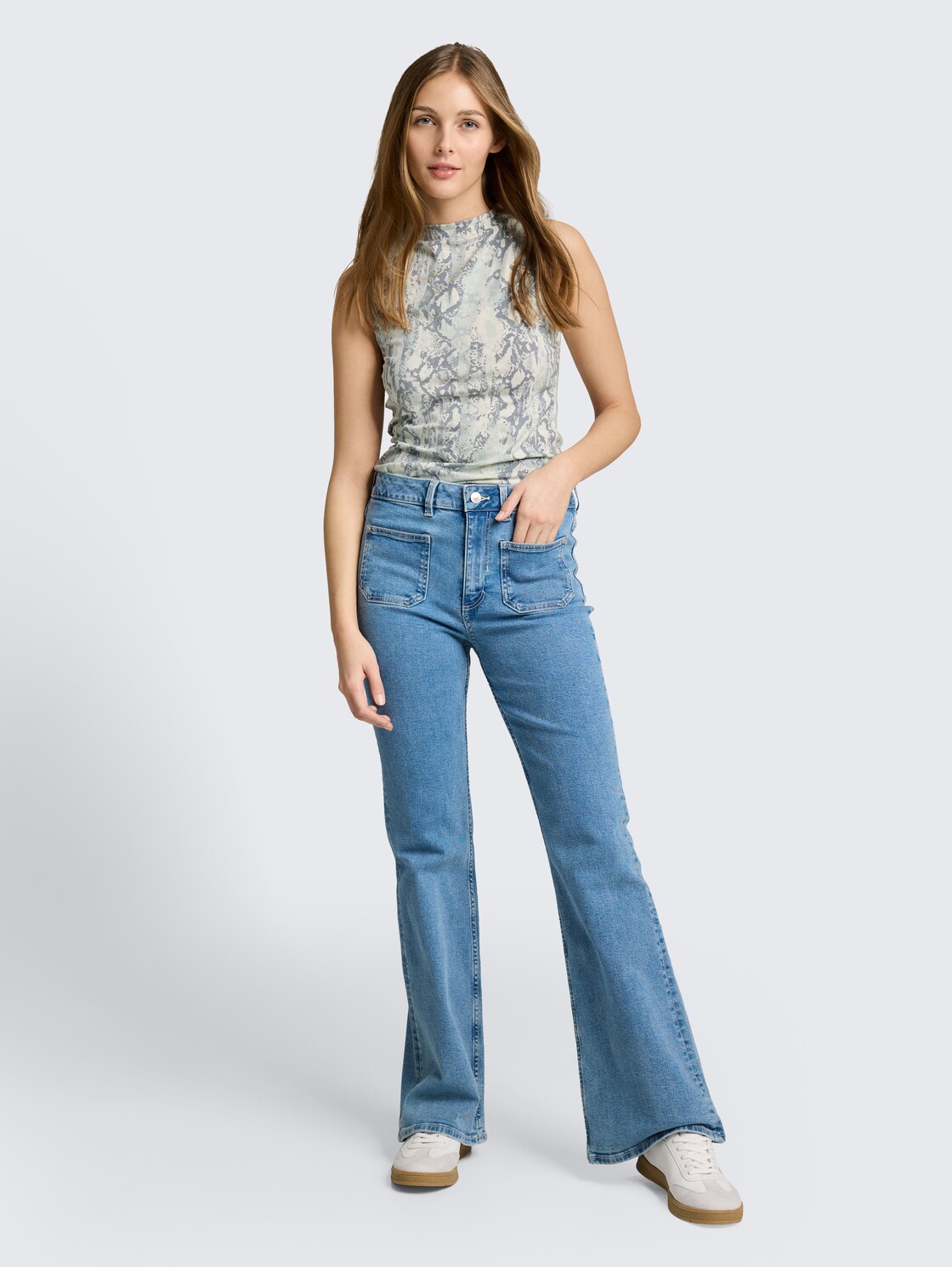 Slim Fit Top mit Schlangenmuster - faded snake print - Model-Vorderansicht