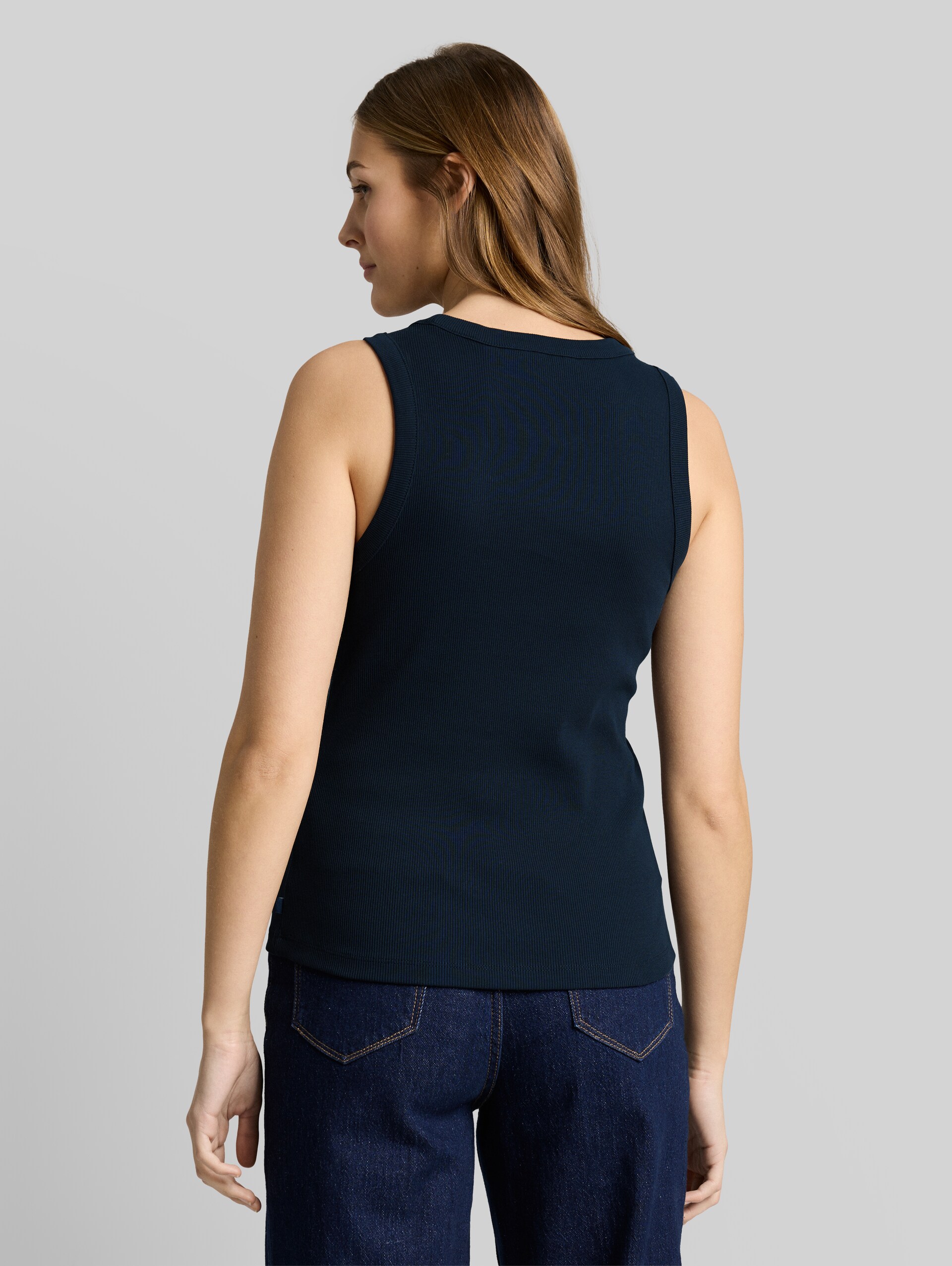 Slim Fit Top mit Rippstruktur - sky captain blue - Auschnitt Model-Rückansicht