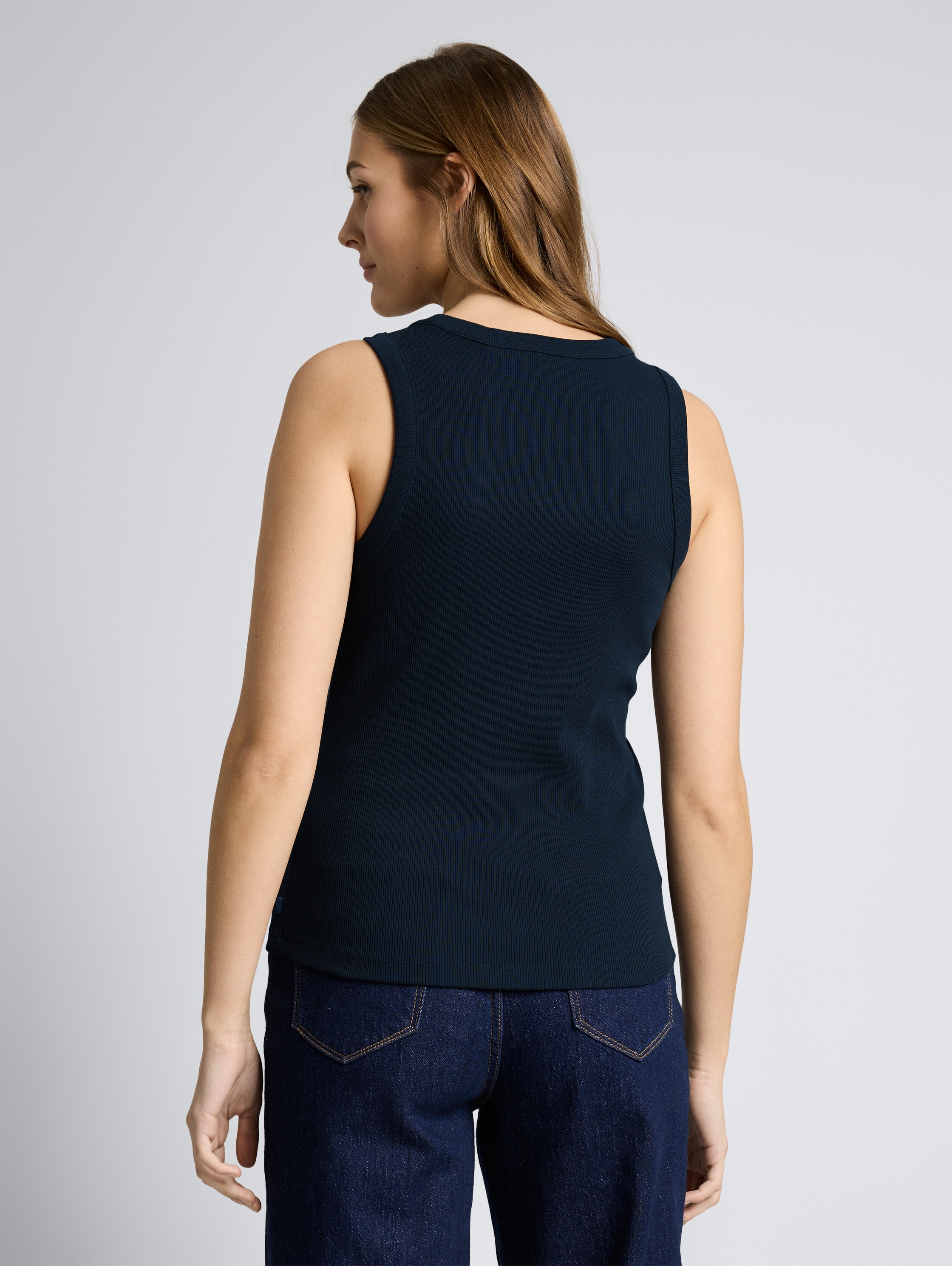 Slim Fit Top mit Rippstruktur - sky captain blue - Auschnitt Model-Rückansicht