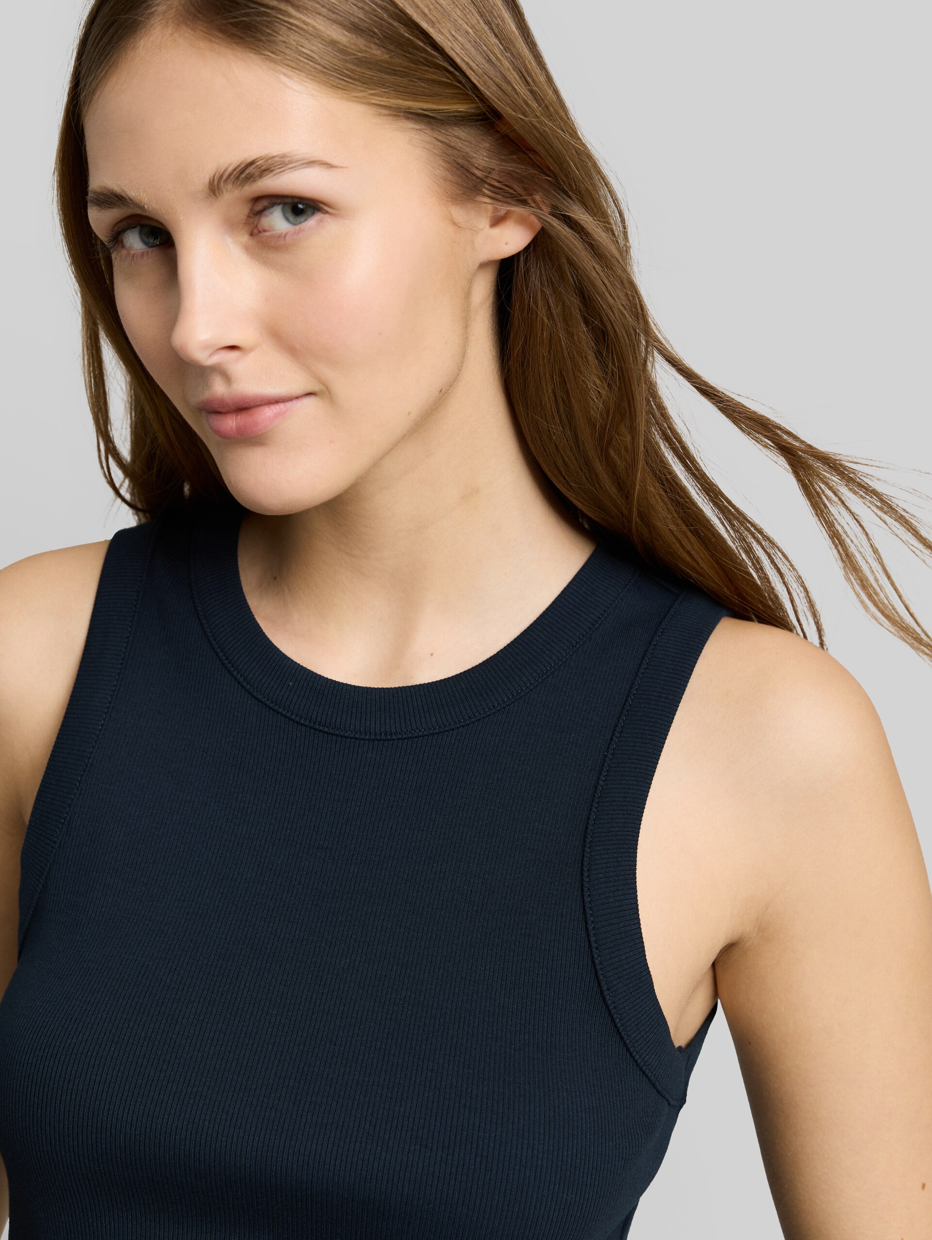 Slim Fit Top mit Rippstruktur - sky captain blue - Detail-Model-Ansicht