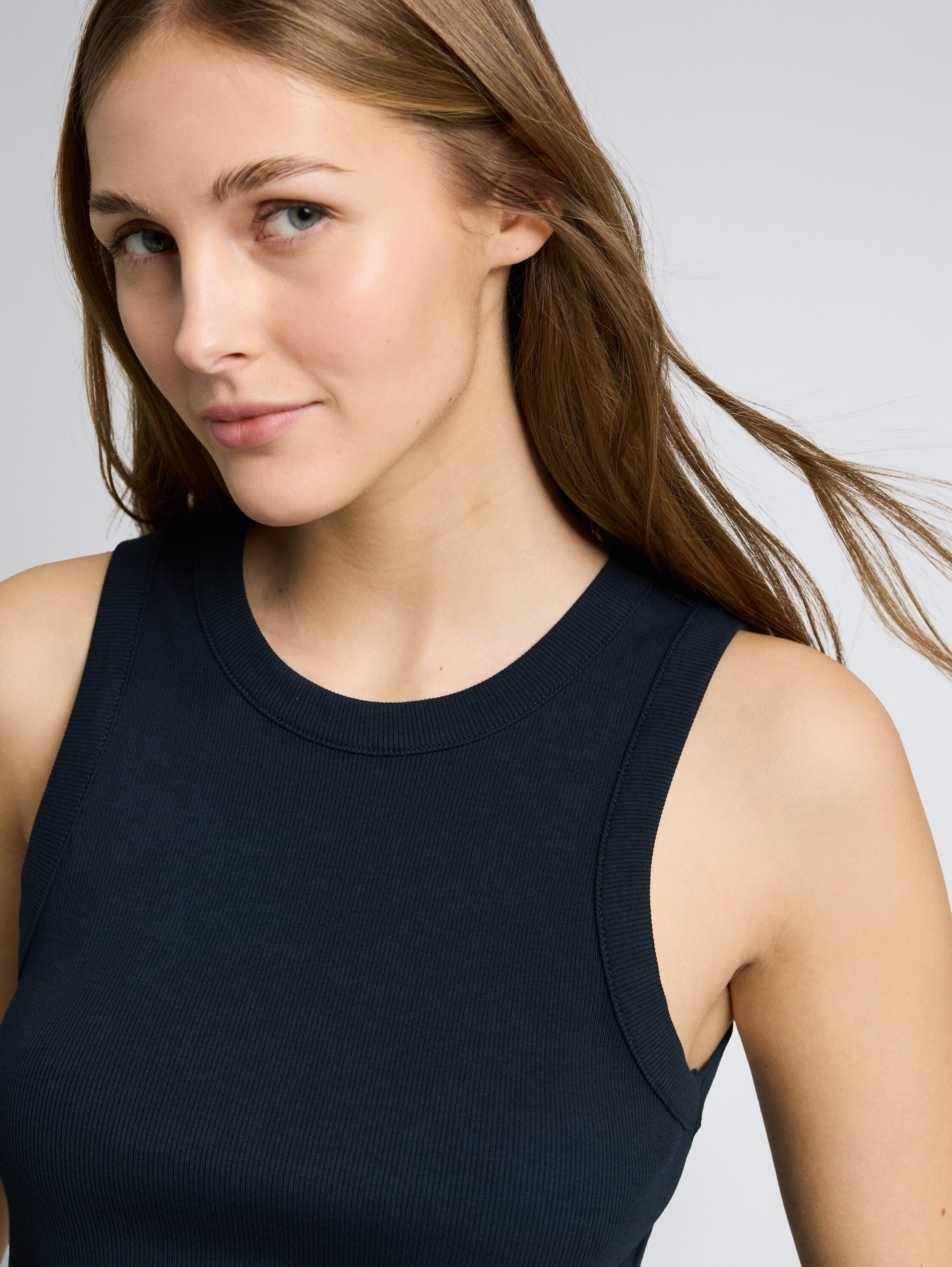Slim Fit Top mit Rippstruktur - sky captain blue - Detail-Model-Ansicht
