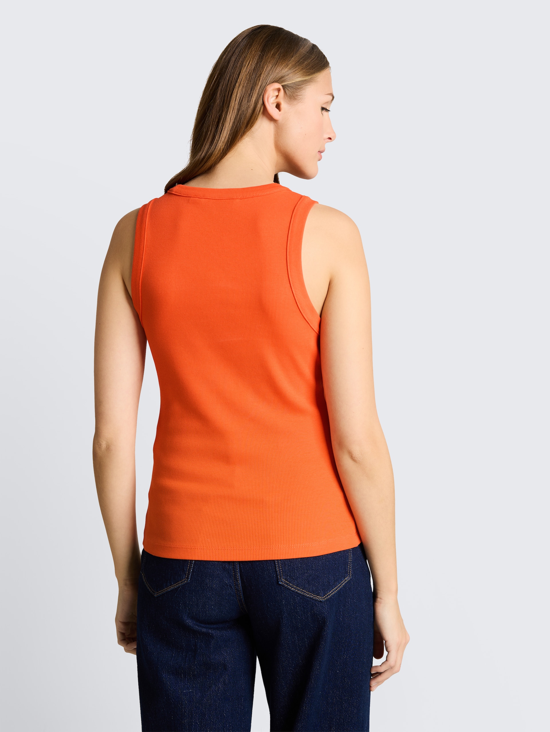 Slim Fit Top mit Rippstruktur - Fiery Orange - Auschnitt Model-Rückansicht
