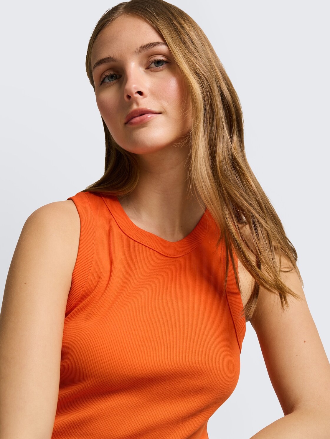 Slim Fit Top mit Rippstruktur - Fiery Orange - Detail-Model-Ansicht