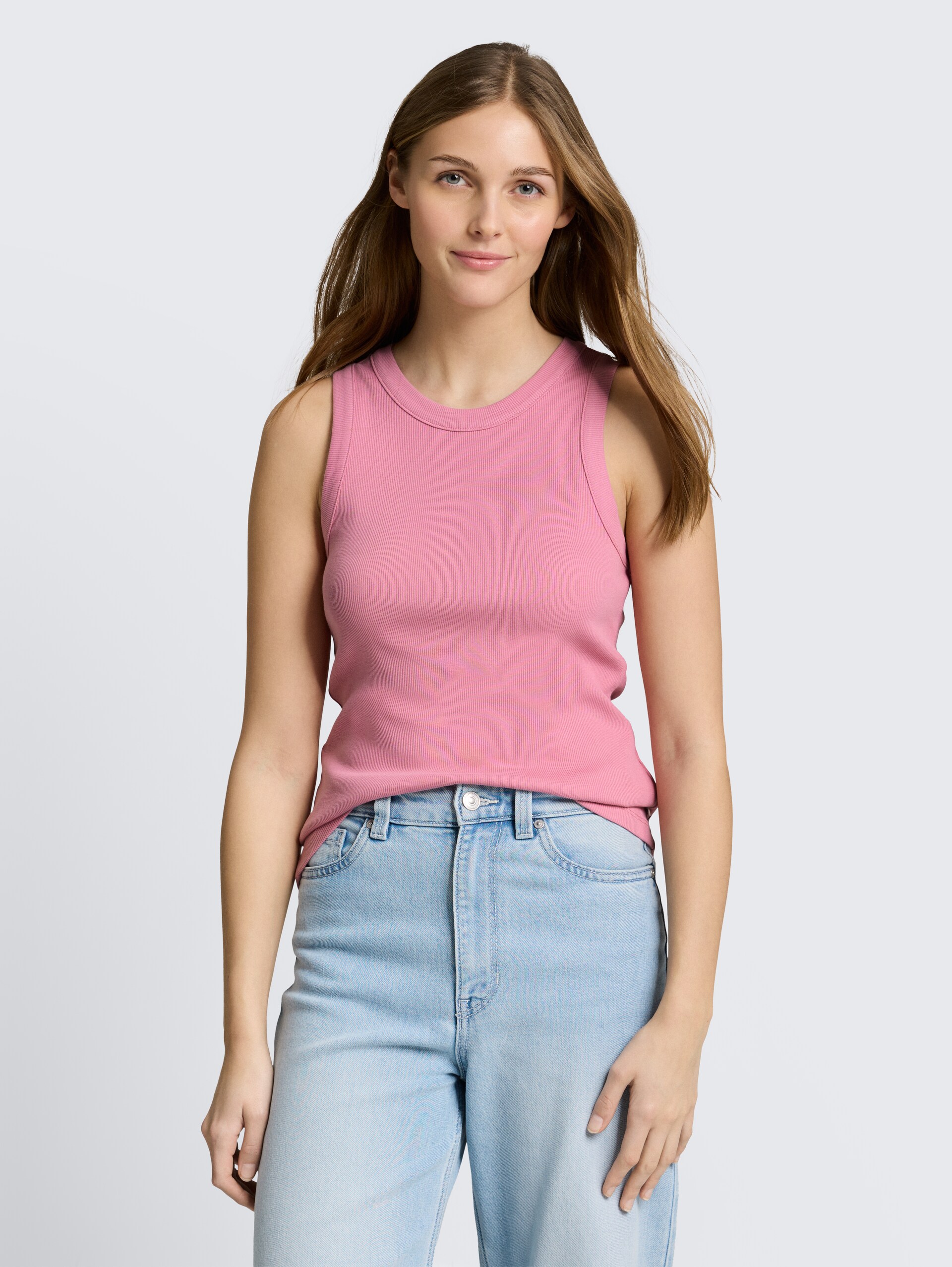 Slim Fit Top mit Rippstruktur - Soft Blush Rose - Ausschnitt Model-Vorderansicht