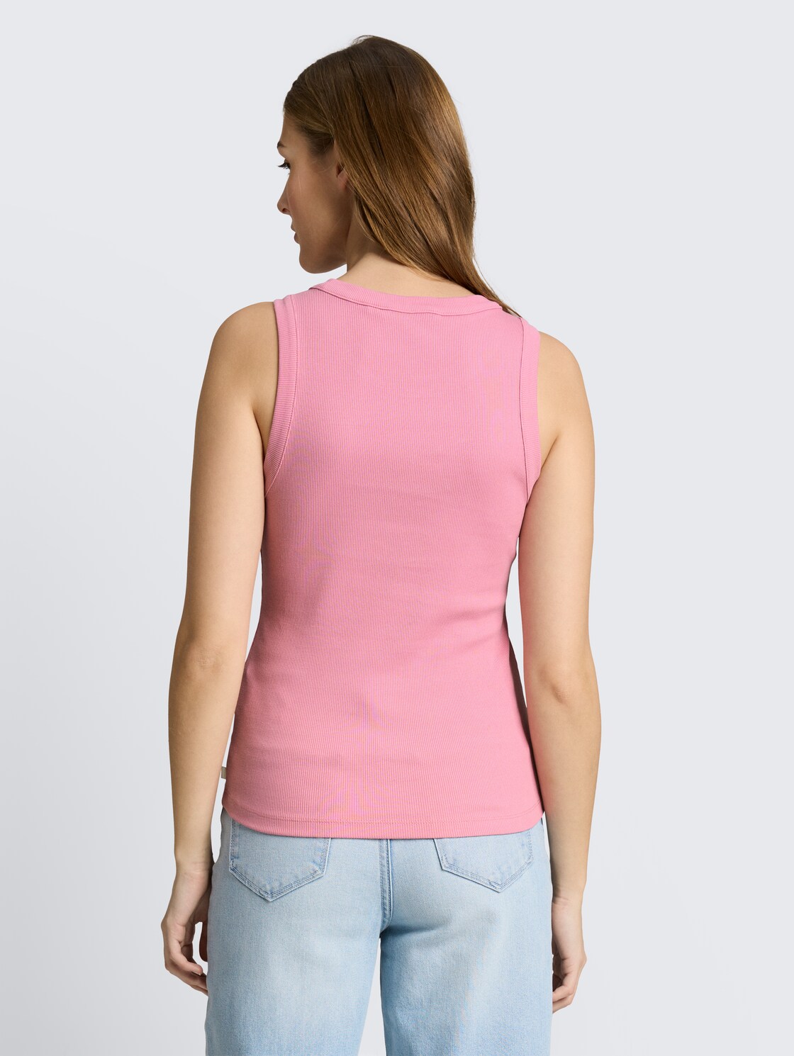 Slim Fit Top mit Rippstruktur - Soft Blush Rose - Auschnitt Model-Rückansicht