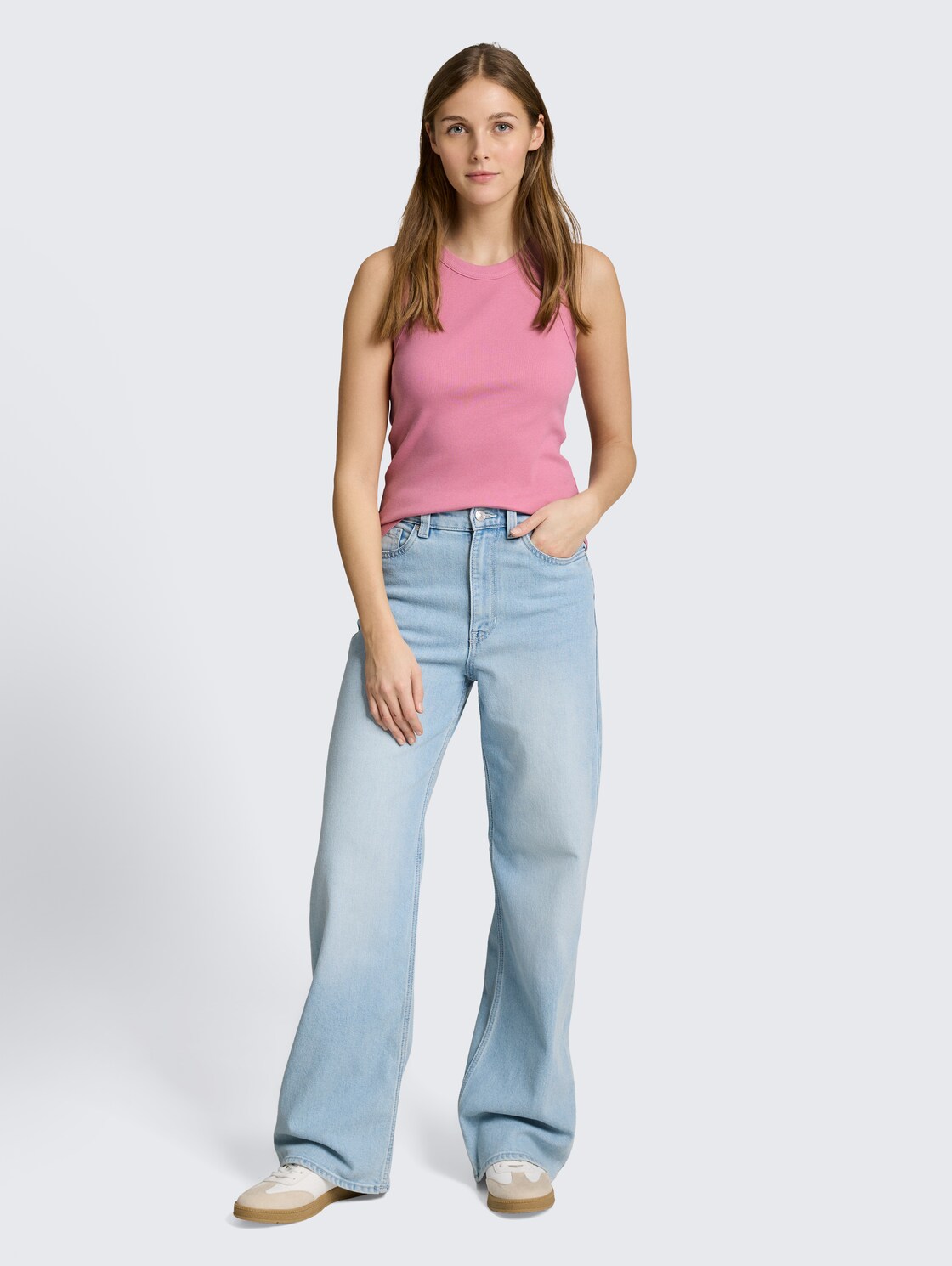 Slim Fit Top mit Rippstruktur - Soft Blush Rose - Model-Vorderansicht