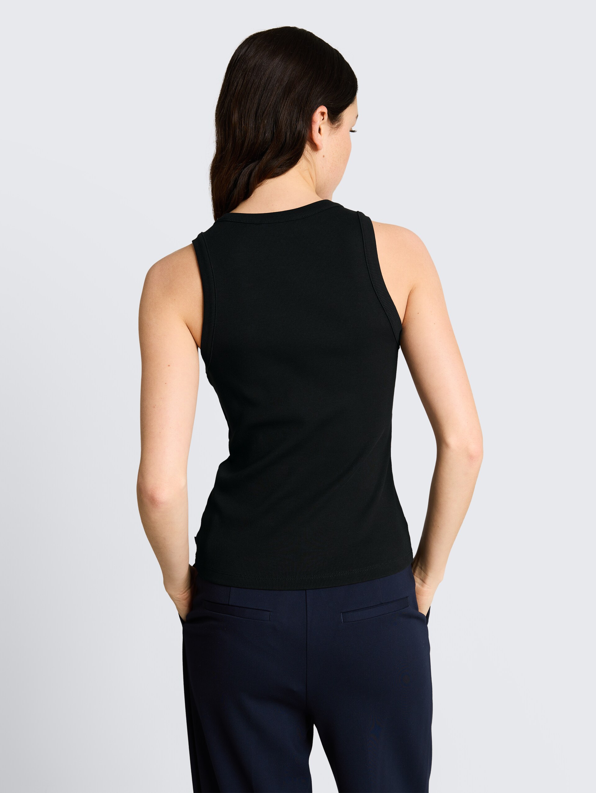 Slim Fit Top mit Rippstruktur - deep black - Auschnitt Model-Rückansicht