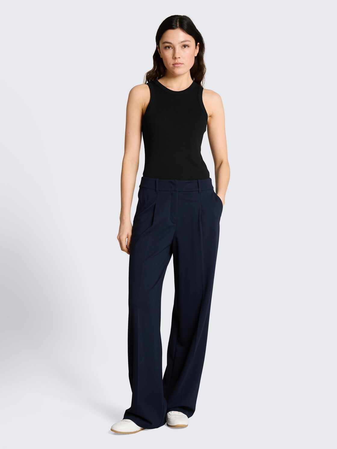 Slim Fit Top mit Rippstruktur - deep black - Model-Vorderansicht