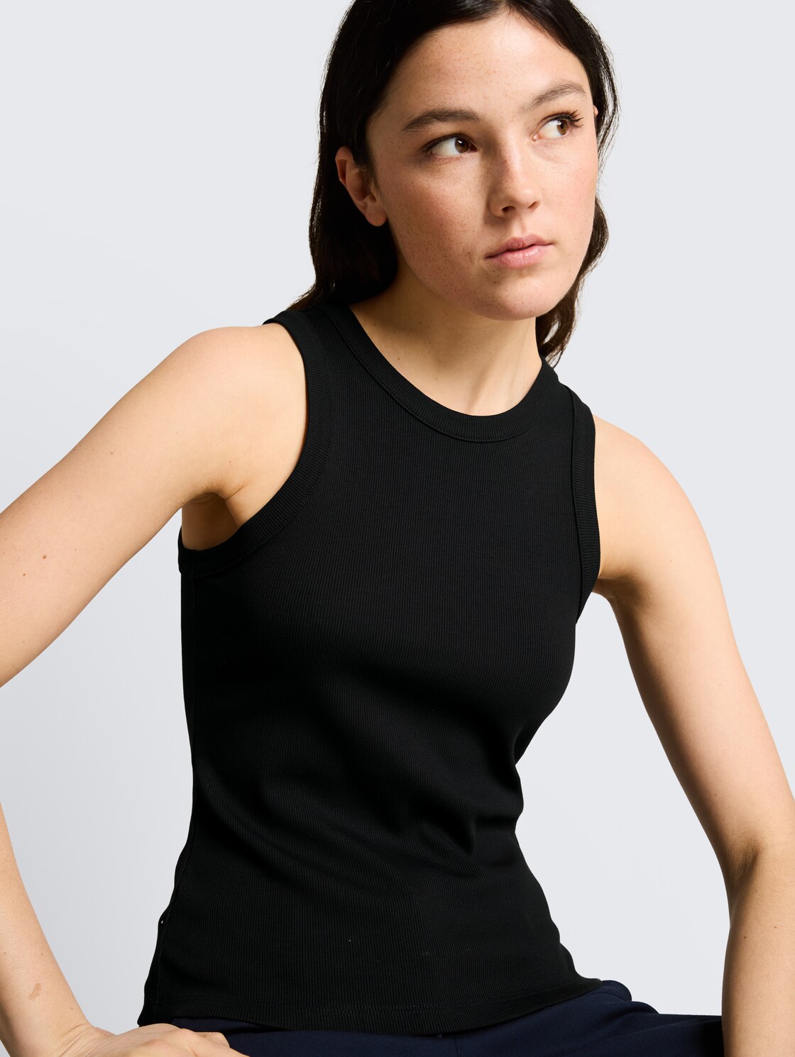 Slim Fit Top mit Rippstruktur - deep black - Detail-Model-Ansicht