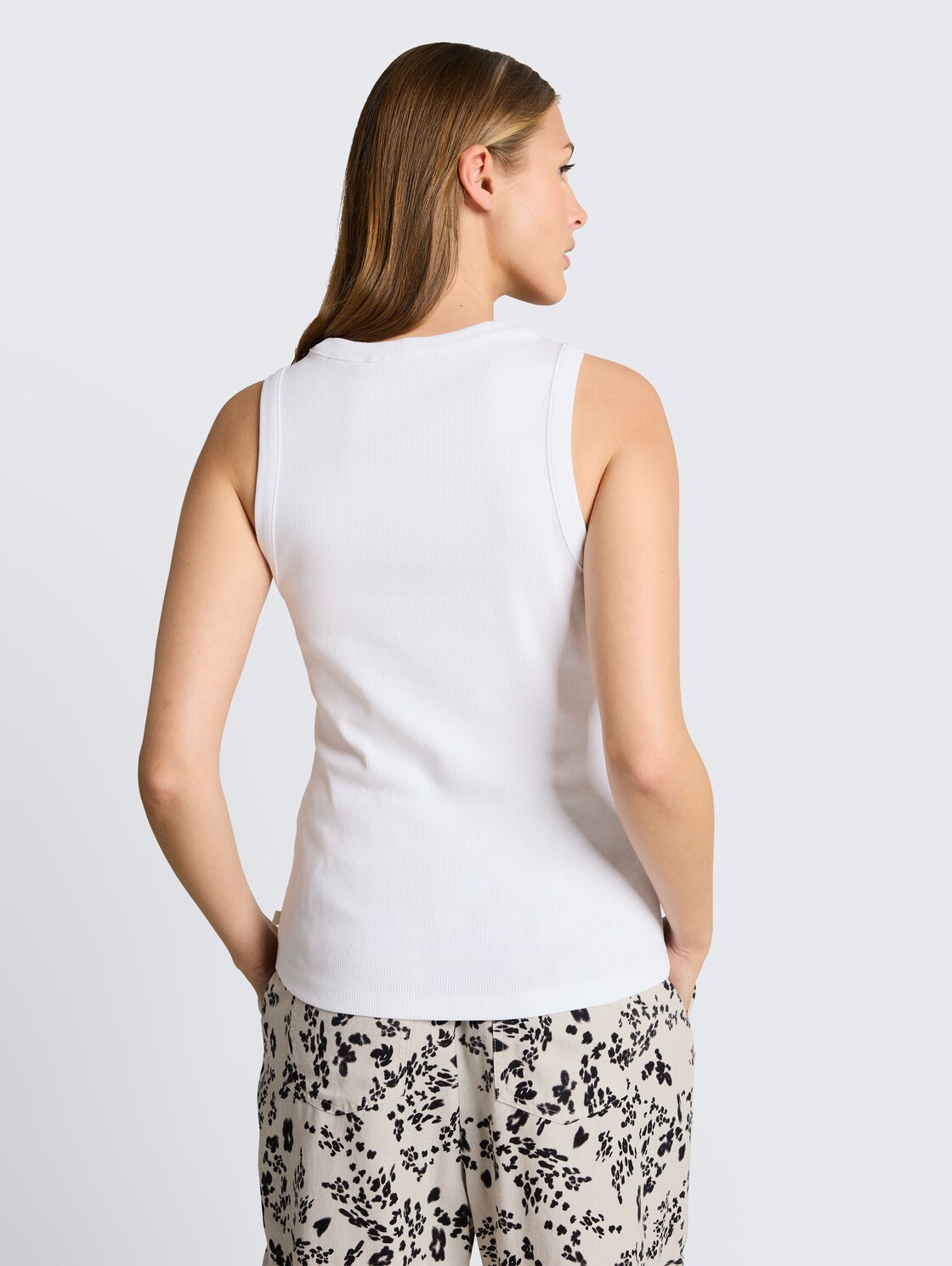 Slim Fit Top mit Rippstruktur - White - Auschnitt Model-Rückansicht
