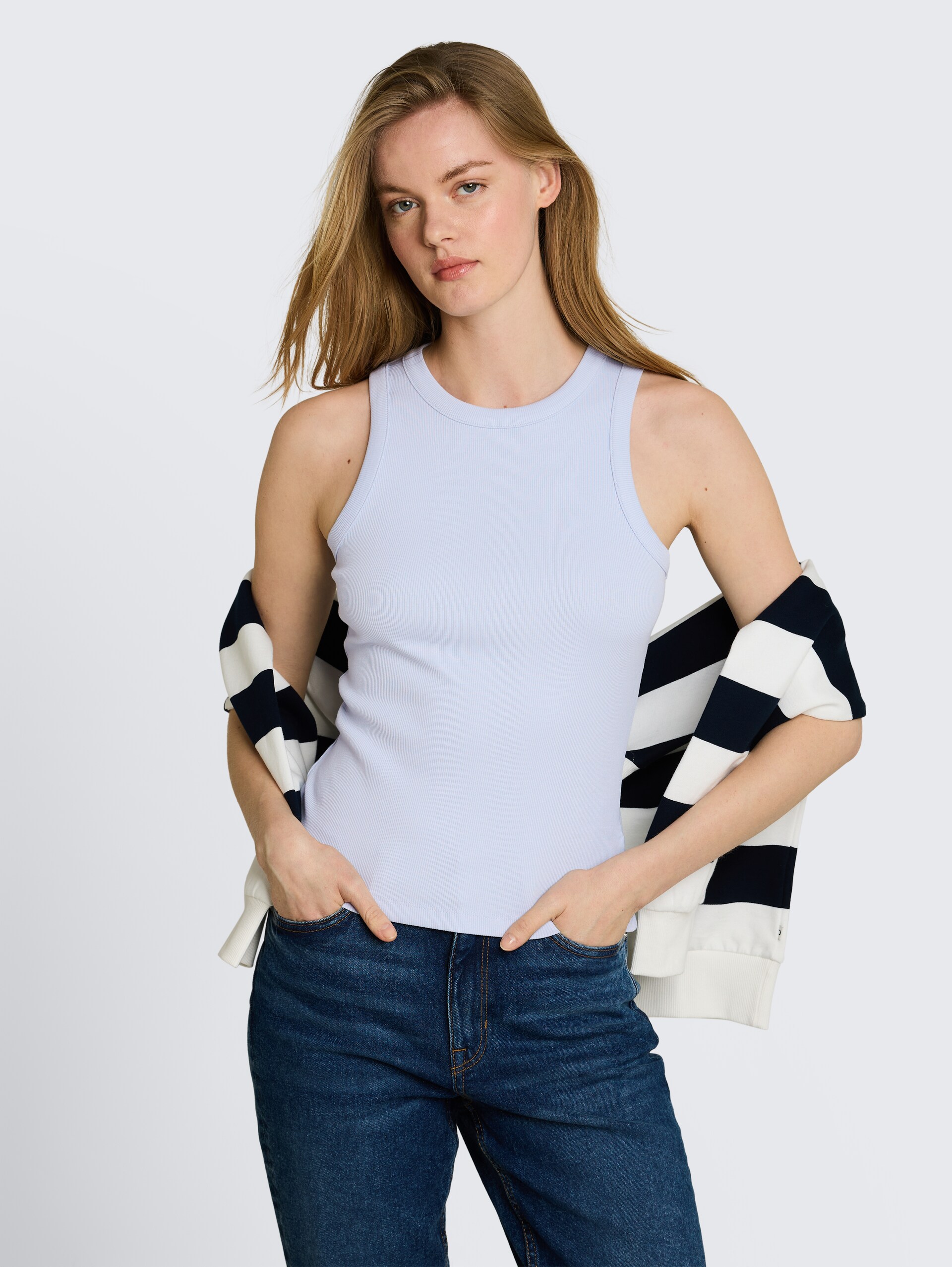 Slim Fit Top mit Rippstruktur - mountain sky blue - Ausschnitt Model-Vorderansicht