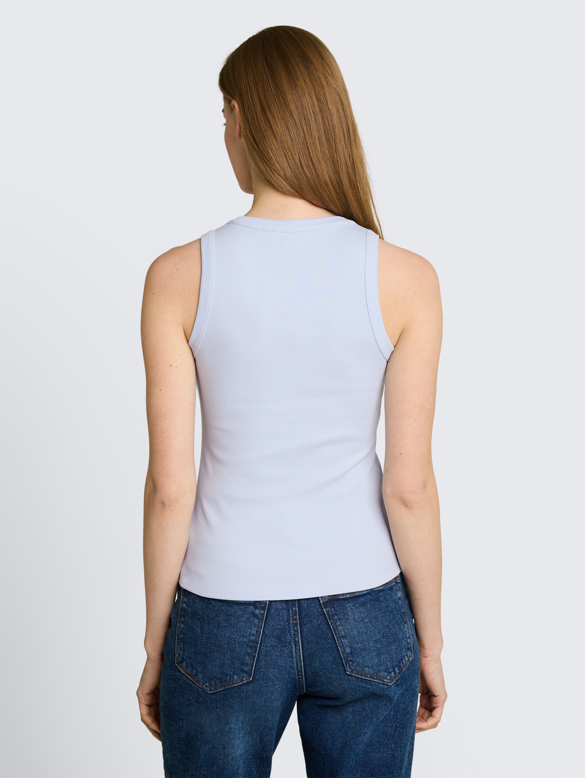 Slim Fit Top mit Rippstruktur - mountain sky blue - Auschnitt Model-Rückansicht