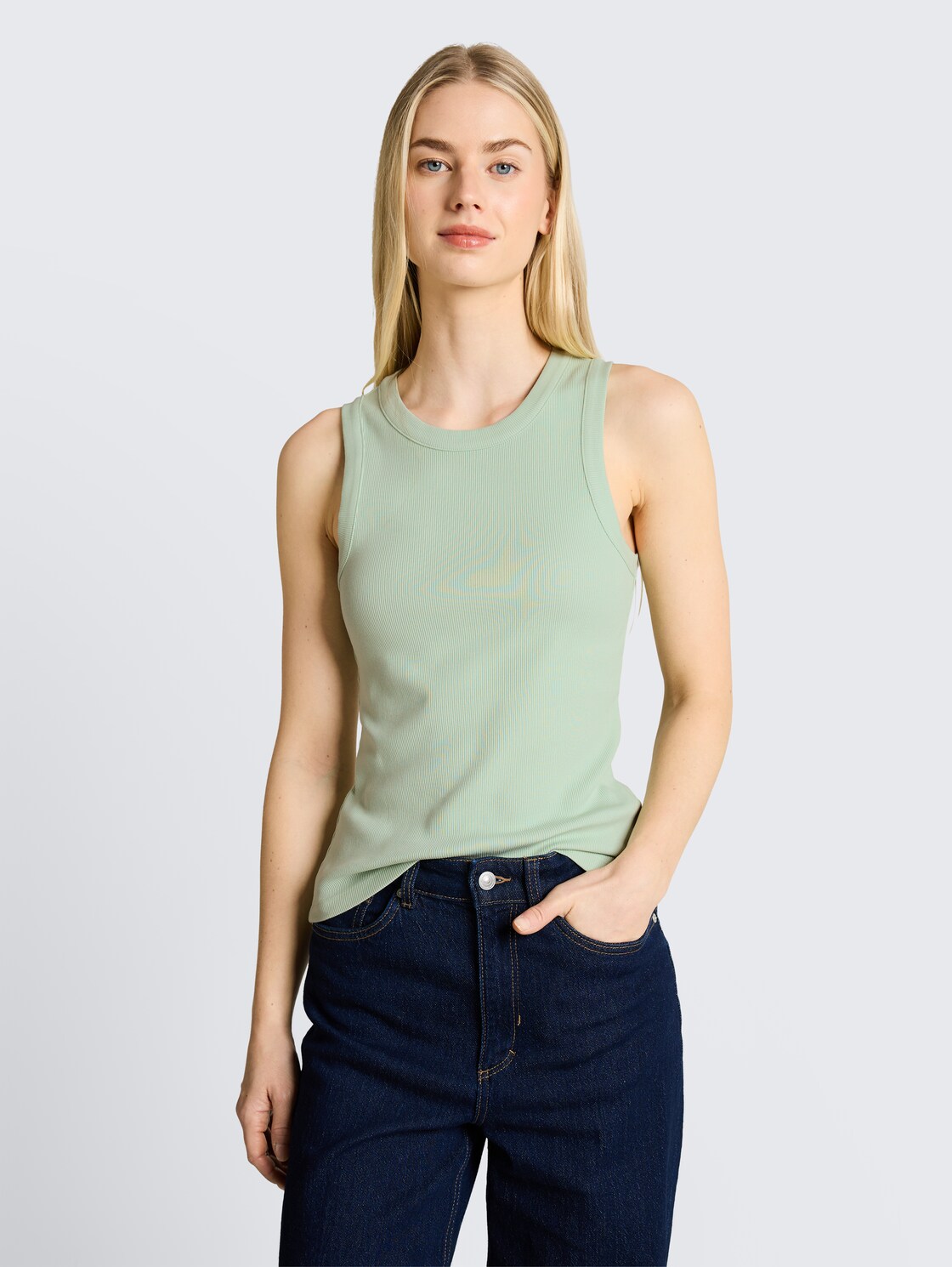 Slim Fit Top mit Rippstruktur - light matcha green - Ausschnitt Model-Vorderansicht