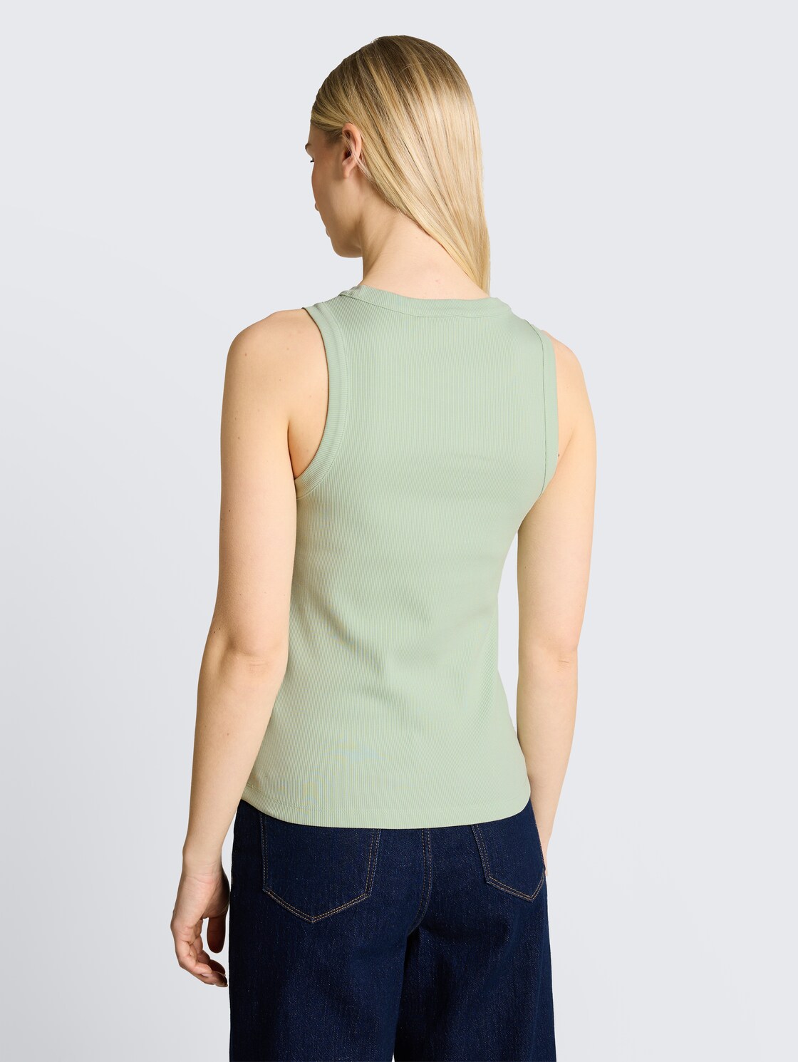 Slim Fit Top mit Rippstruktur - light matcha green - Auschnitt Model-Rückansicht