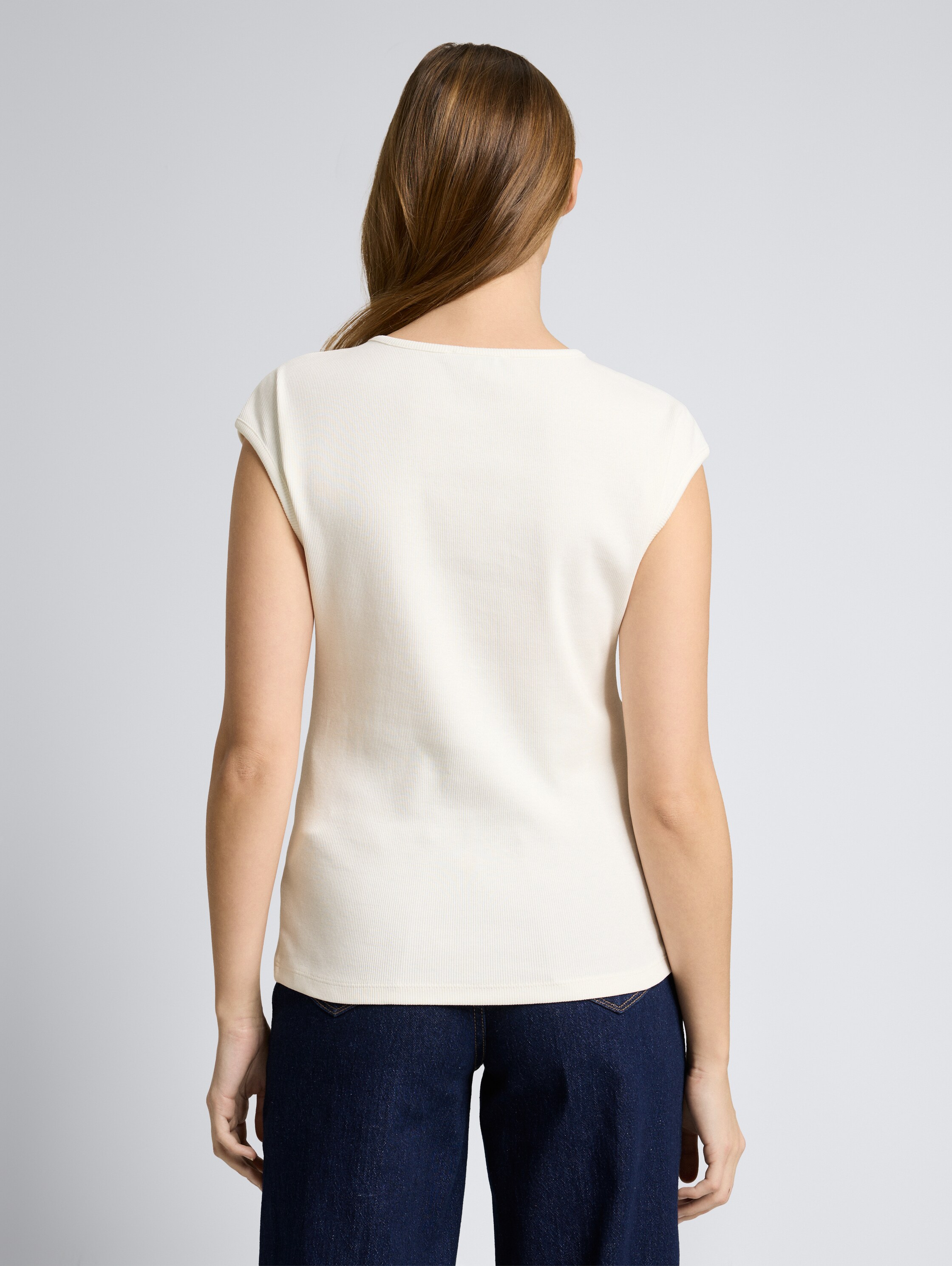 Slim Fit T-Shirt mit Rippstruktur - off white - Auschnitt Model-Rückansicht