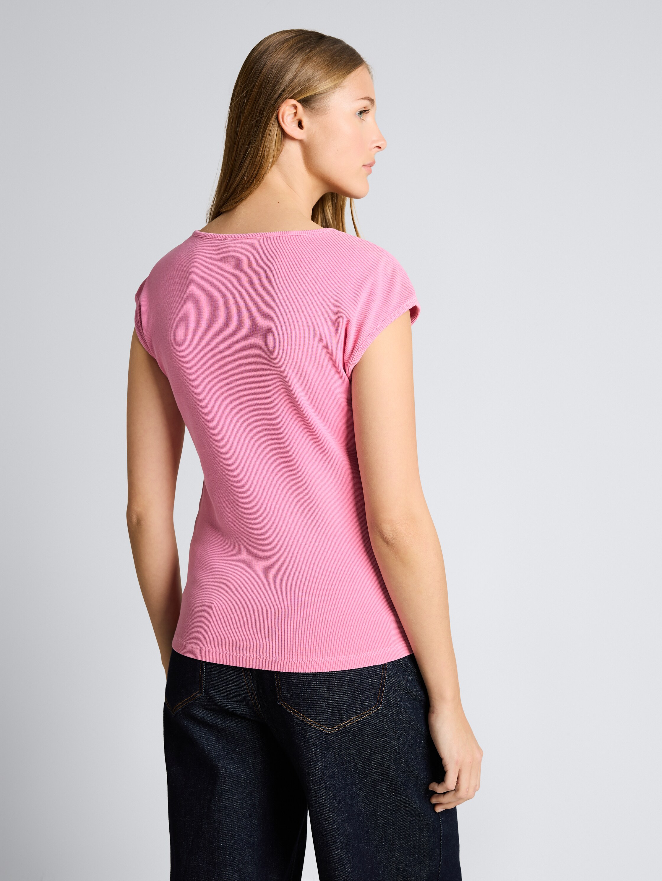 Slim Fit T-Shirt mit Rippstruktur - Soft Blush Rose - Auschnitt Model-Rückansicht