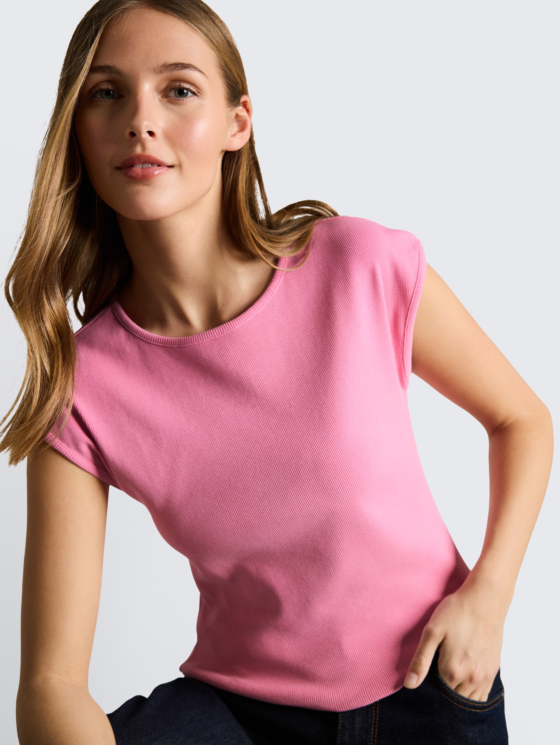 Slim fit T-shirt met ribbelstructuur - Soft Blush Rose - Detailaanzicht model