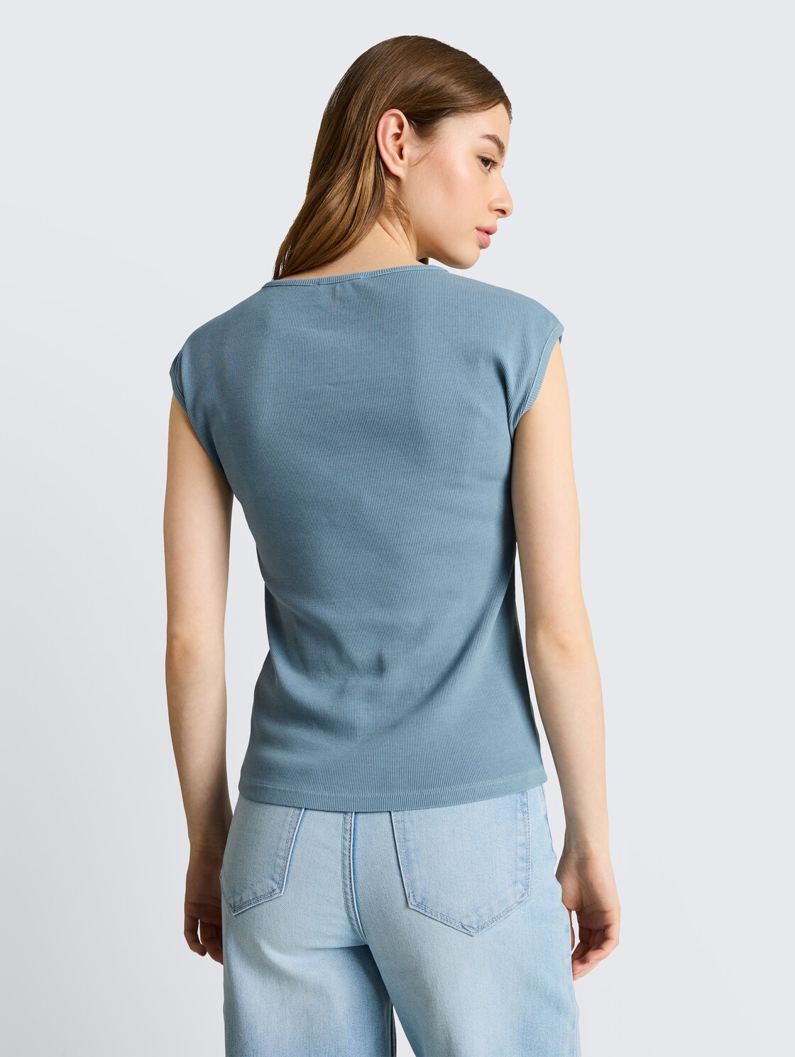 Slim Fit T-Shirt mit Rippstruktur - spring lake blue - Auschnitt Model-Rückansicht