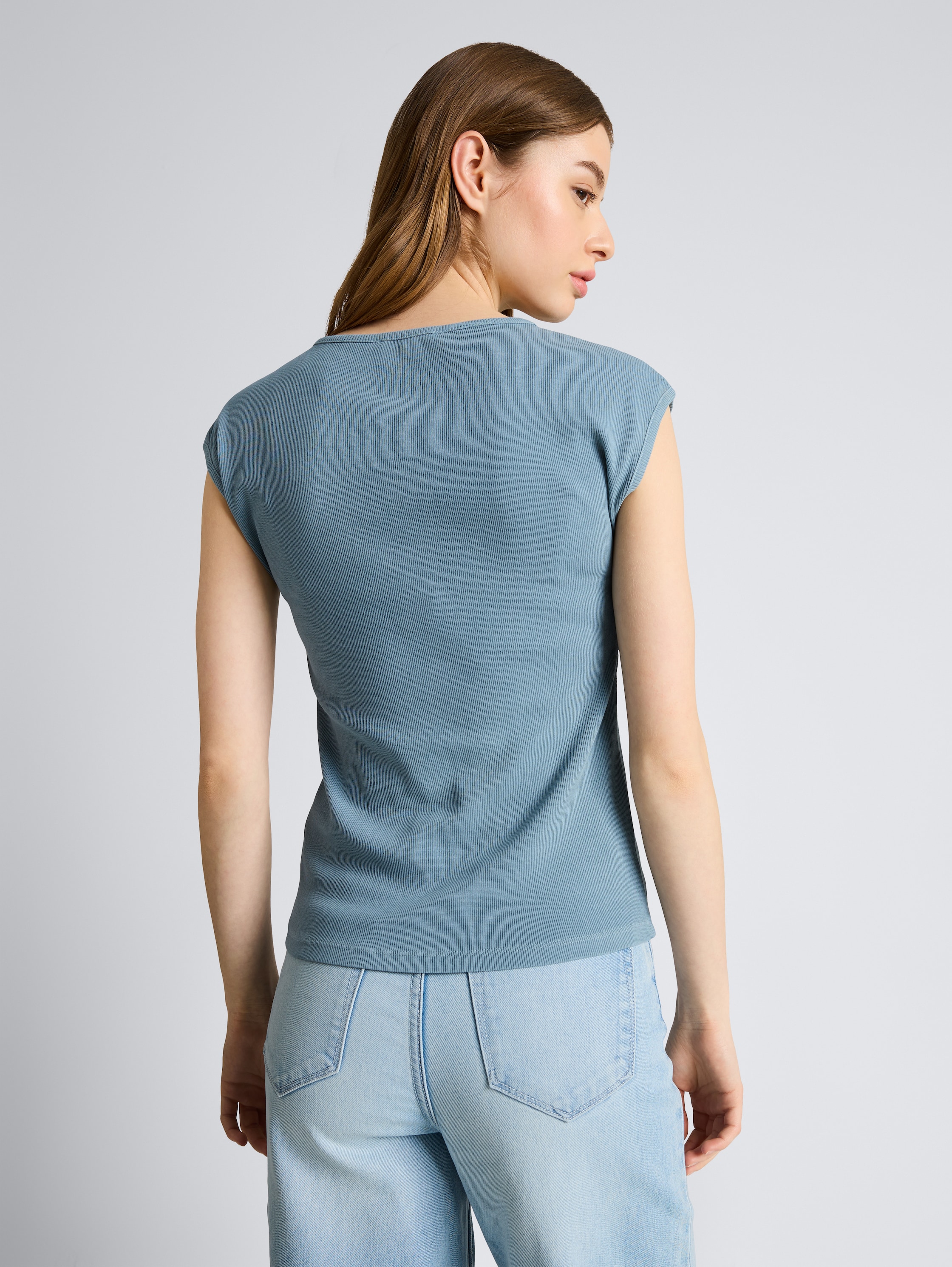 Slim Fit T-Shirt mit Rippstruktur - spring lake blue - Auschnitt Model-Rückansicht