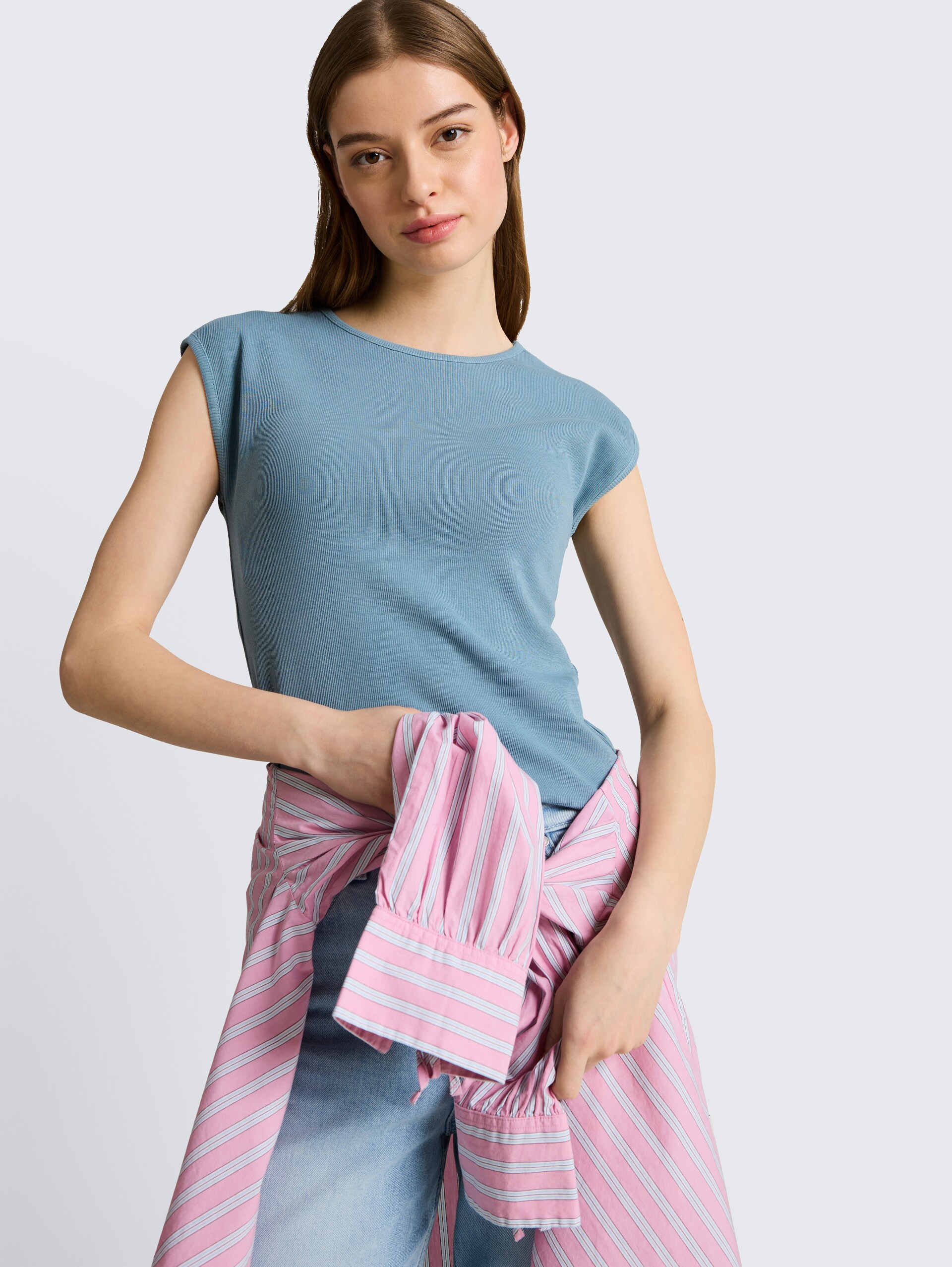 Slim fit T-shirt met ribbelstructuur - spring lake blue - Detailaanzicht model