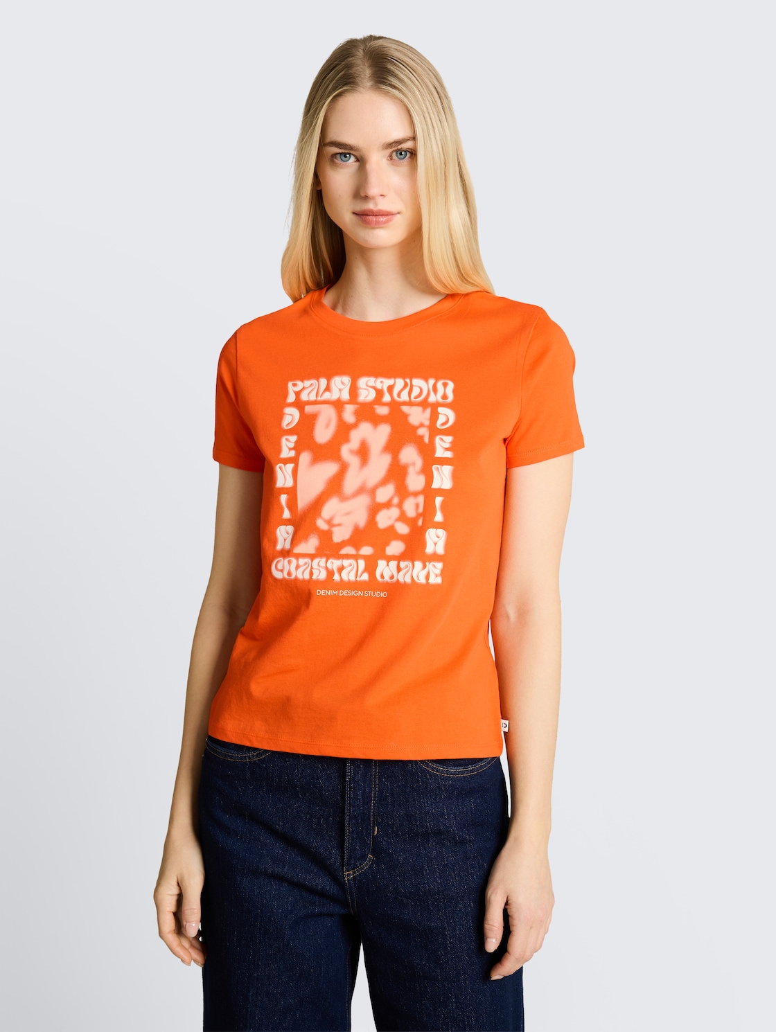 T-Shirt mit Print - Fiery Orange - Ausschnitt Model-Vorderansicht