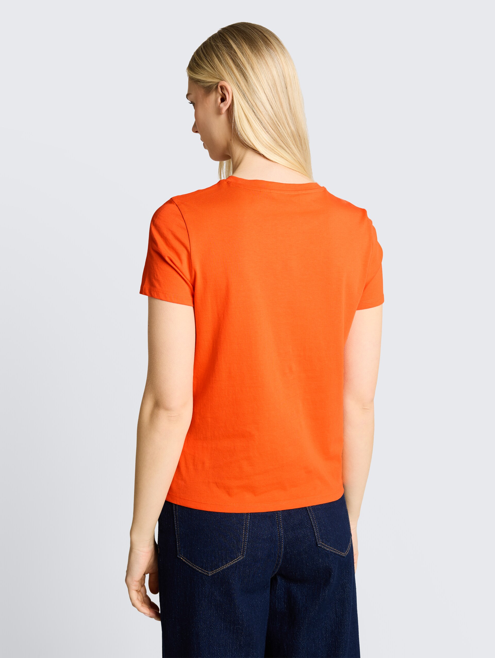 T-Shirt mit Print - Fiery Orange - Auschnitt Model-Rückansicht
