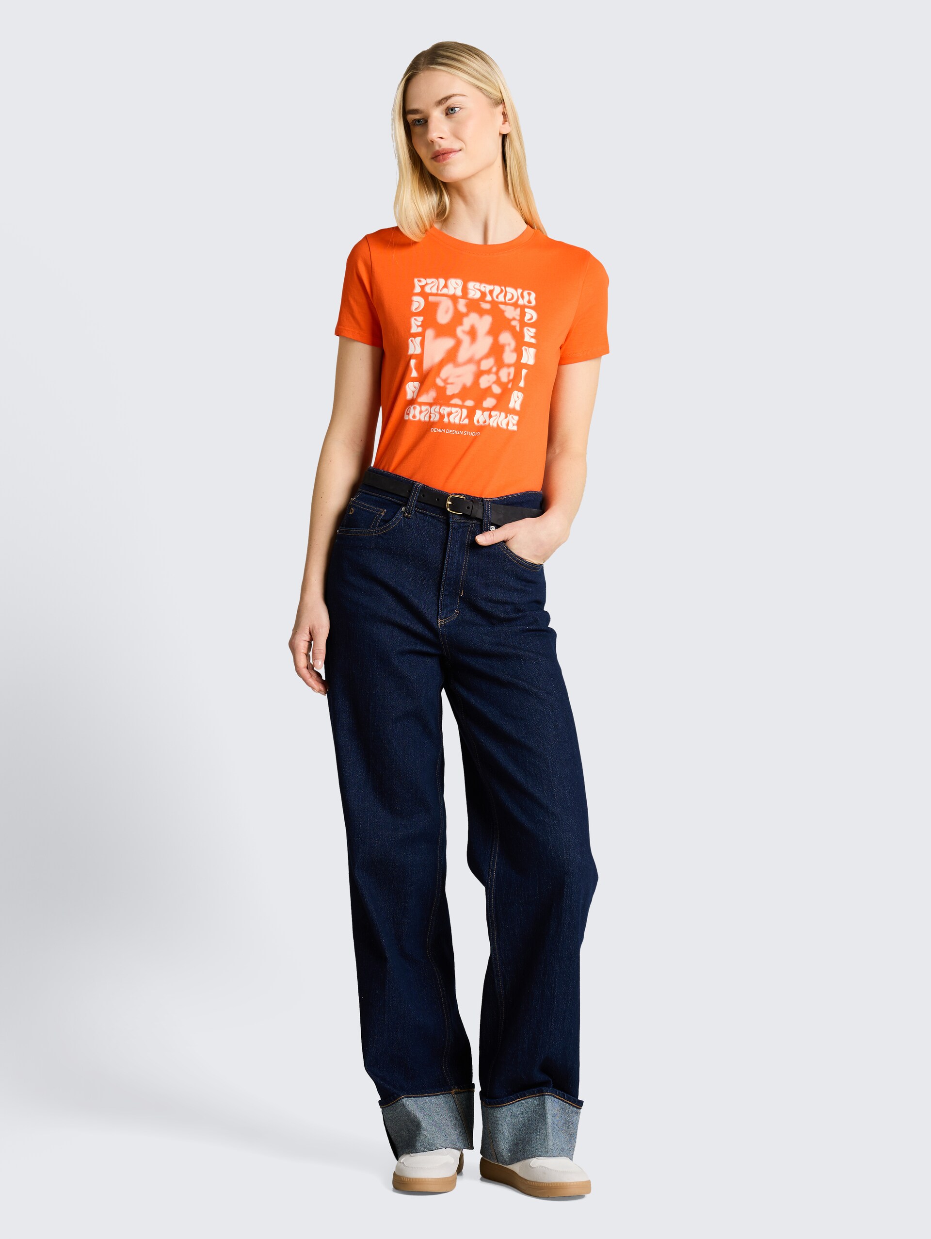 T-Shirt mit Print - Fiery Orange - Model-Vorderansicht