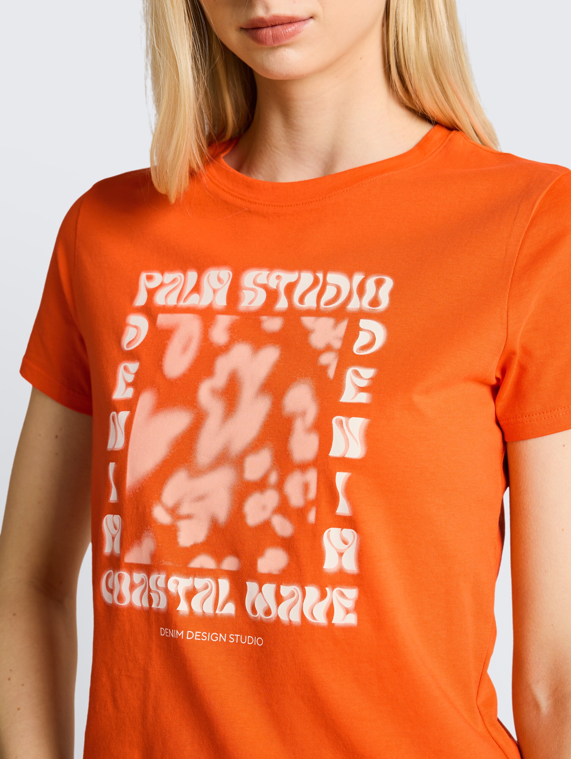 T-Shirt mit Print - Fiery Orange - Detail-Model-Ansicht