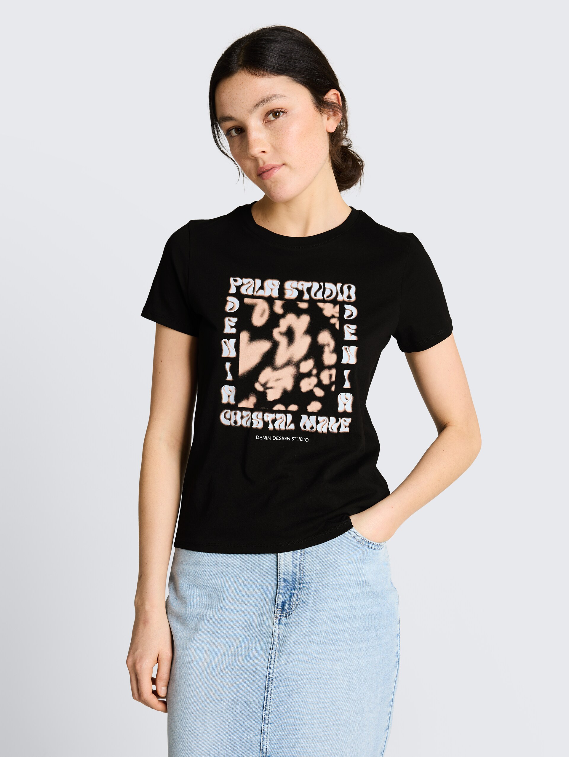 T-Shirt mit Print - deep black - Ausschnitt Model-Vorderansicht