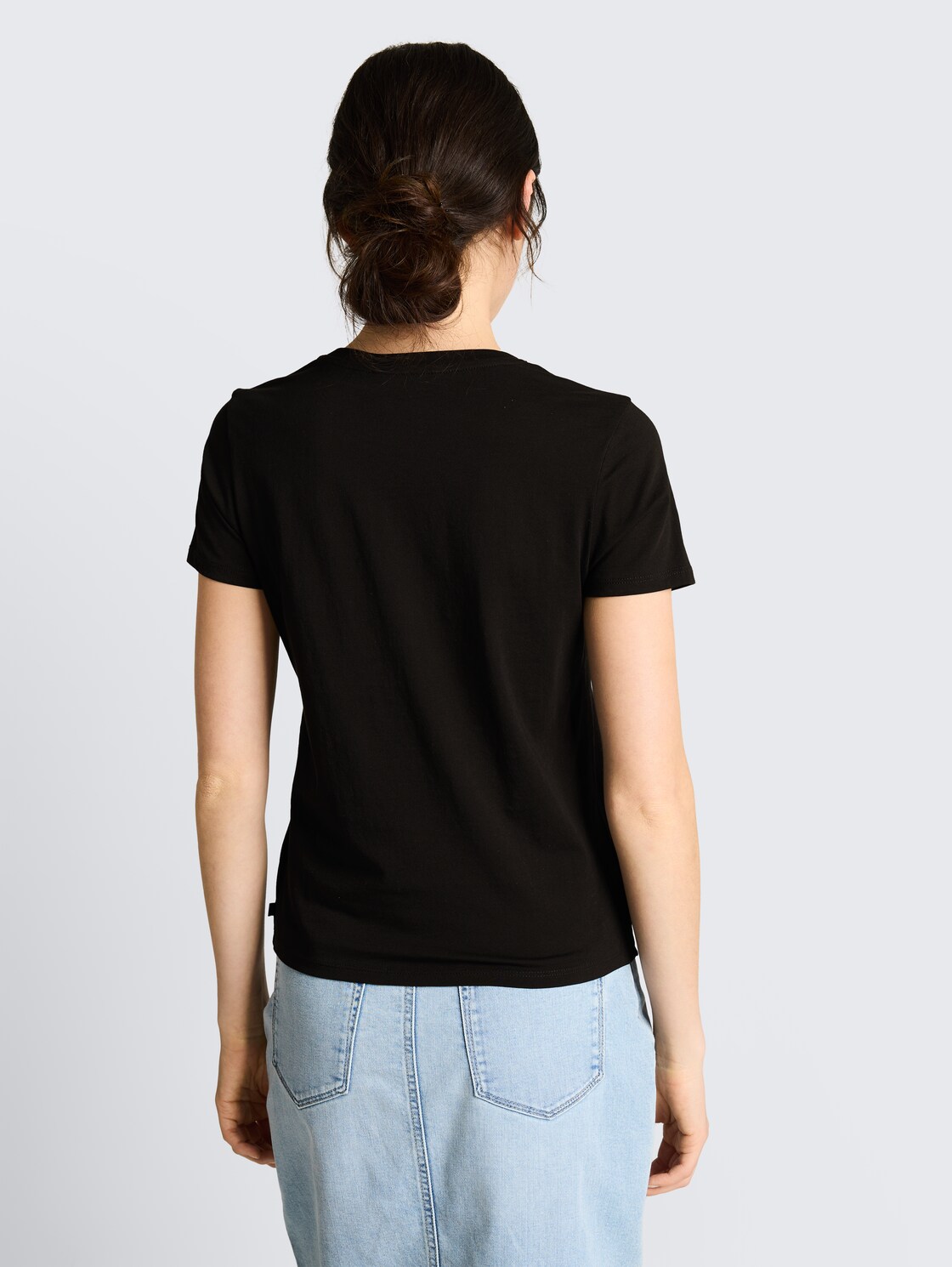 T-Shirt mit Print - deep black - Auschnitt Model-Rückansicht