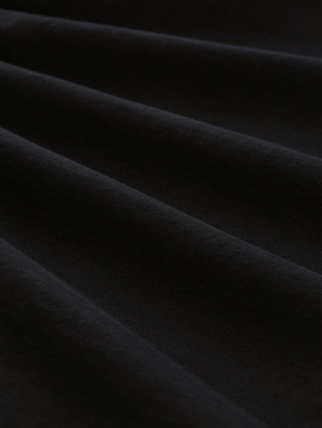 T-Shirt mit Print - deep black - Material-Ansicht