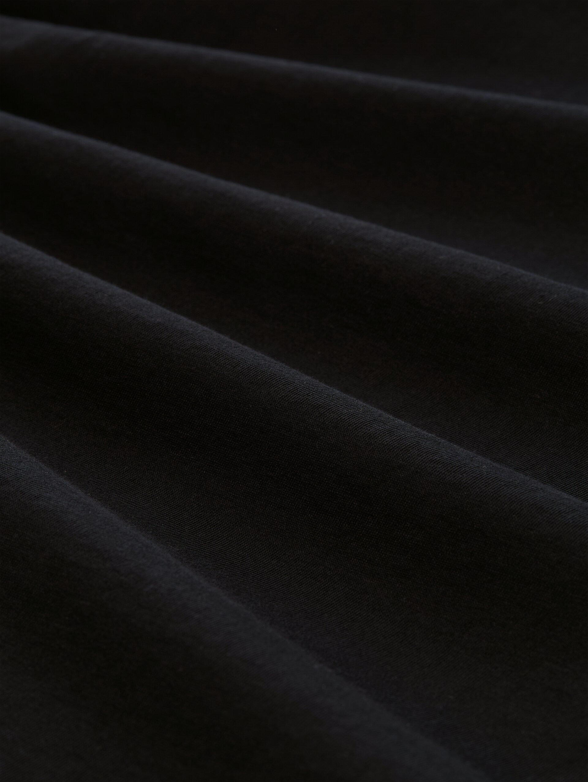 T-Shirt mit Print - deep black - Material-Ansicht