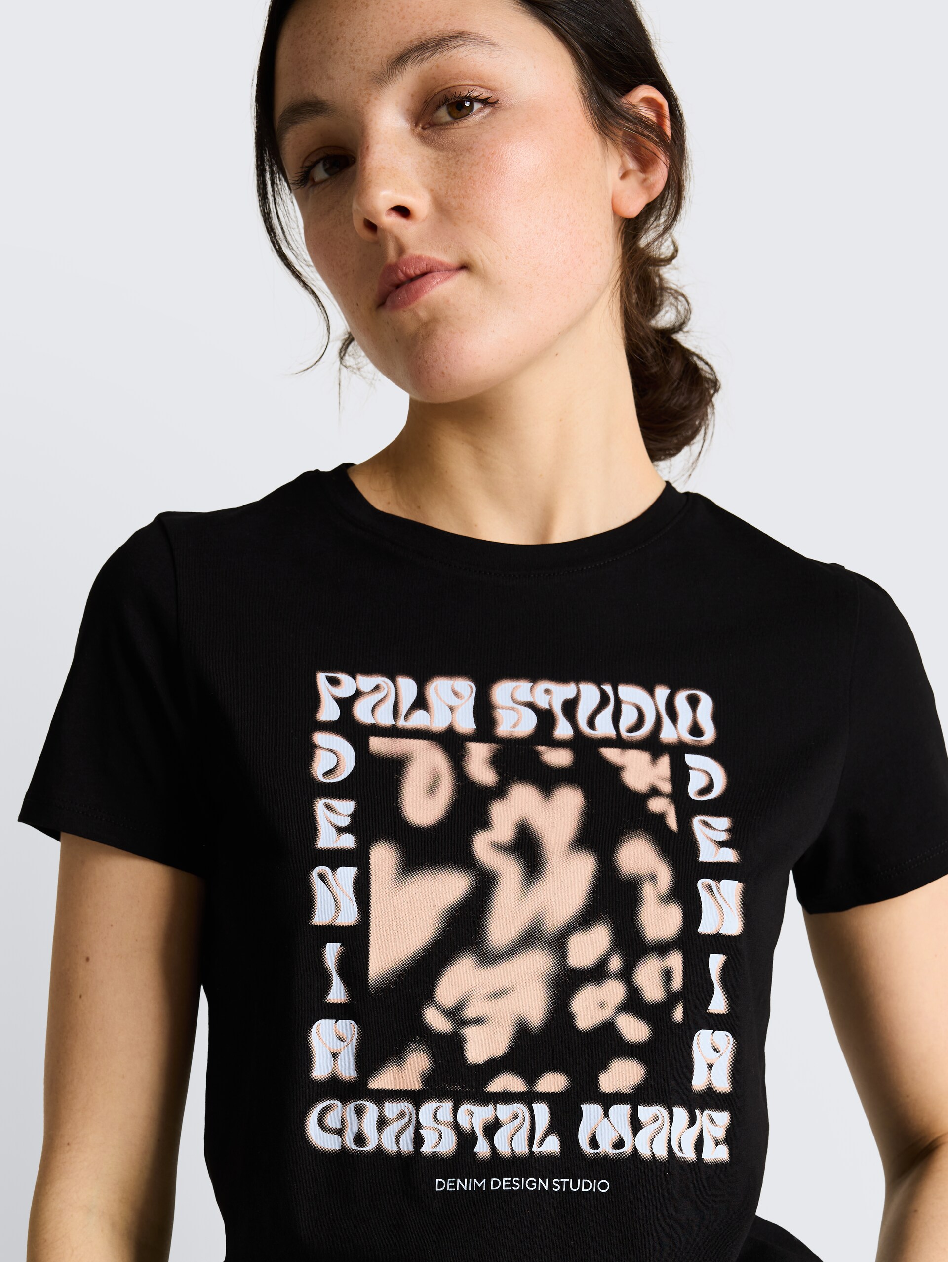 T-Shirt mit Print - deep black - Detail-Model-Ansicht