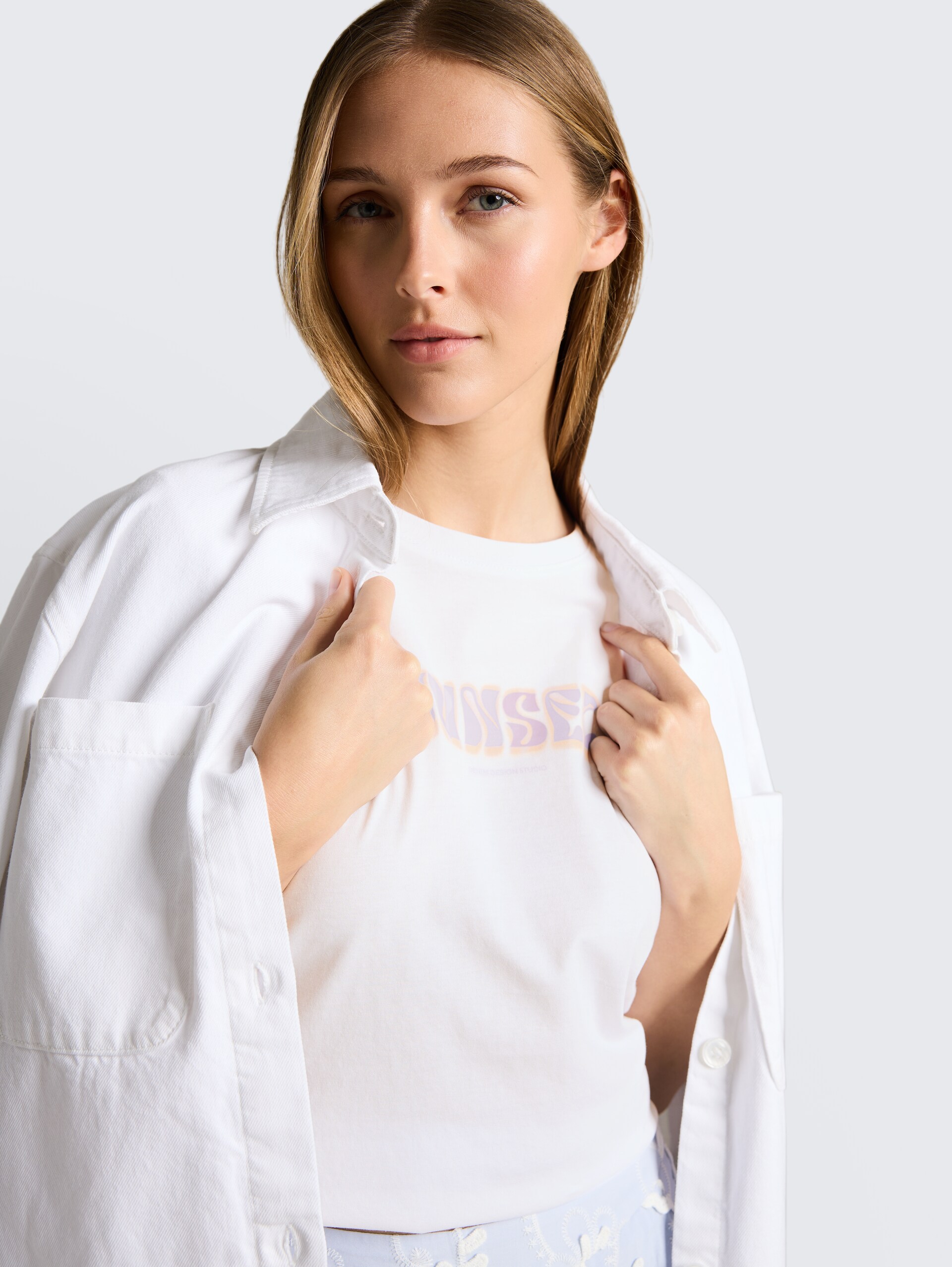T-shirt met print - White - Detailaanzicht model
