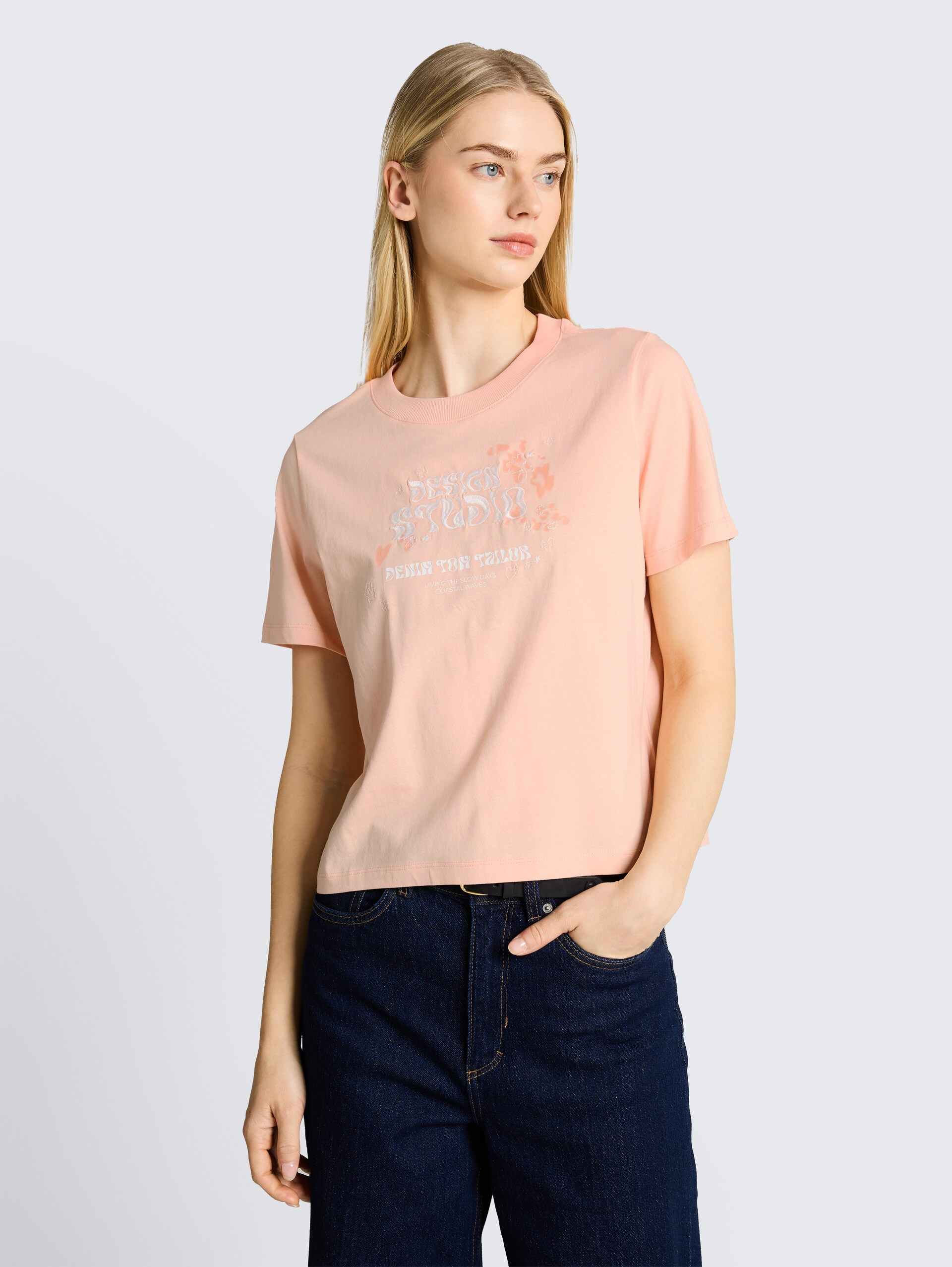 Loose Fit T-Shirt mit Stickerei - Orange Parfait - Ausschnitt Model-Vorderansicht