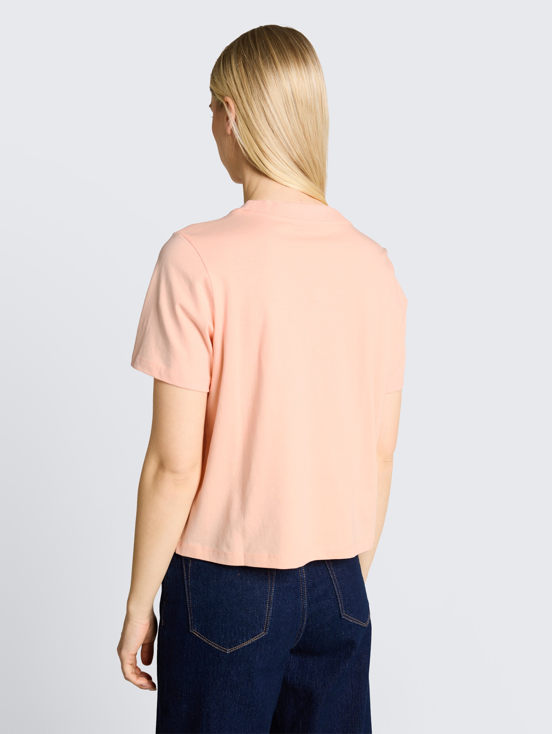 Loose Fit T-Shirt mit Stickerei - Orange Parfait - Auschnitt Model-Rückansicht