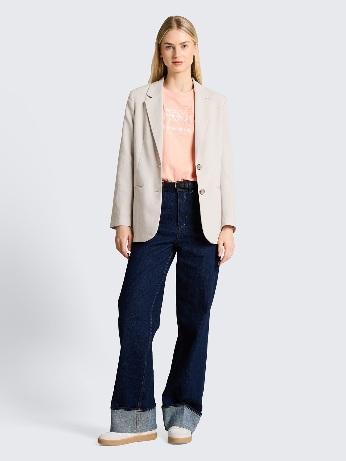 Loose Fit T-Shirt mit Stickerei - Orange Parfait - Model-Vorderansicht