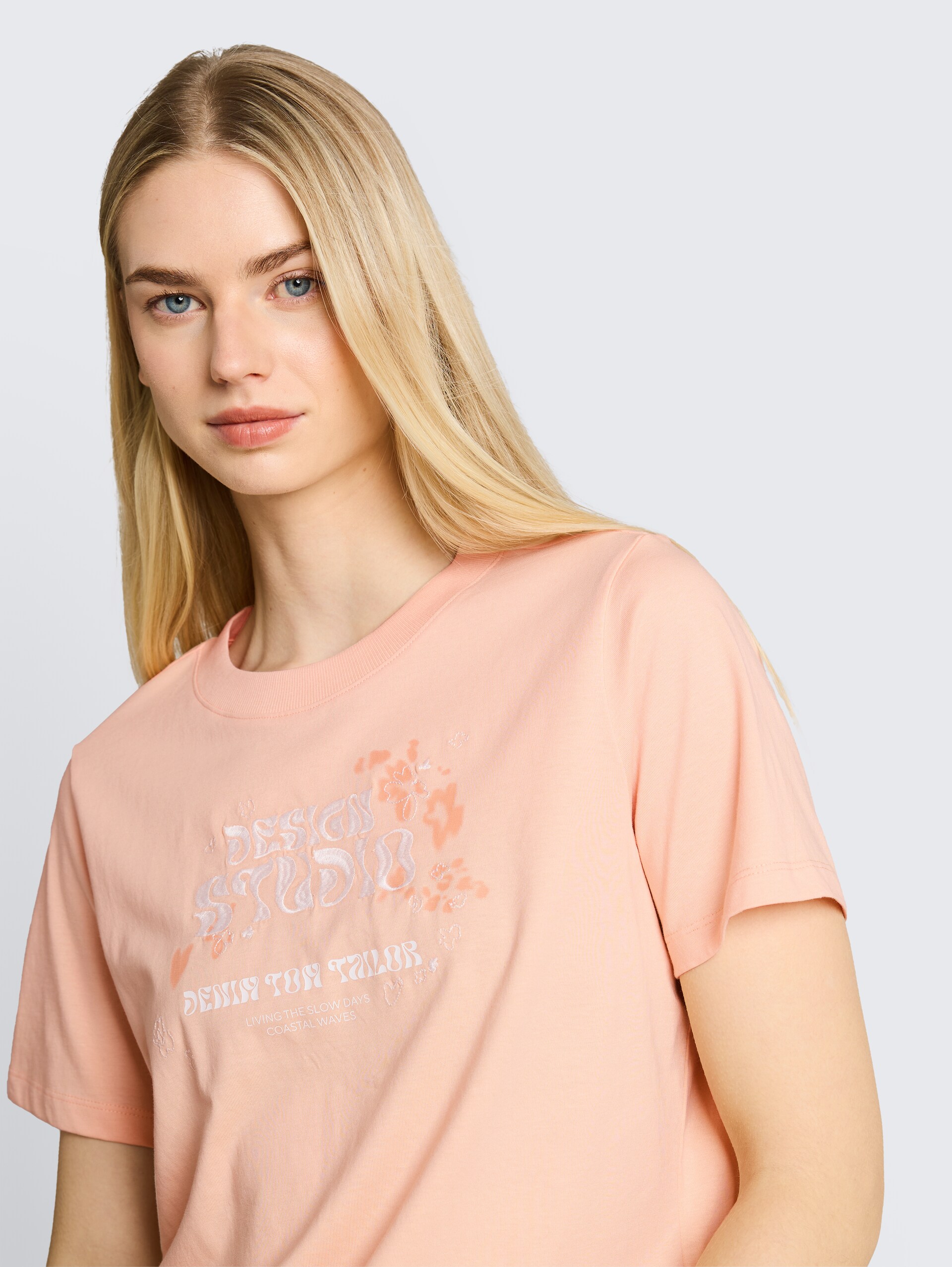 Loose Fit T-Shirt mit Stickerei - Orange Parfait - Detail-Model-Ansicht