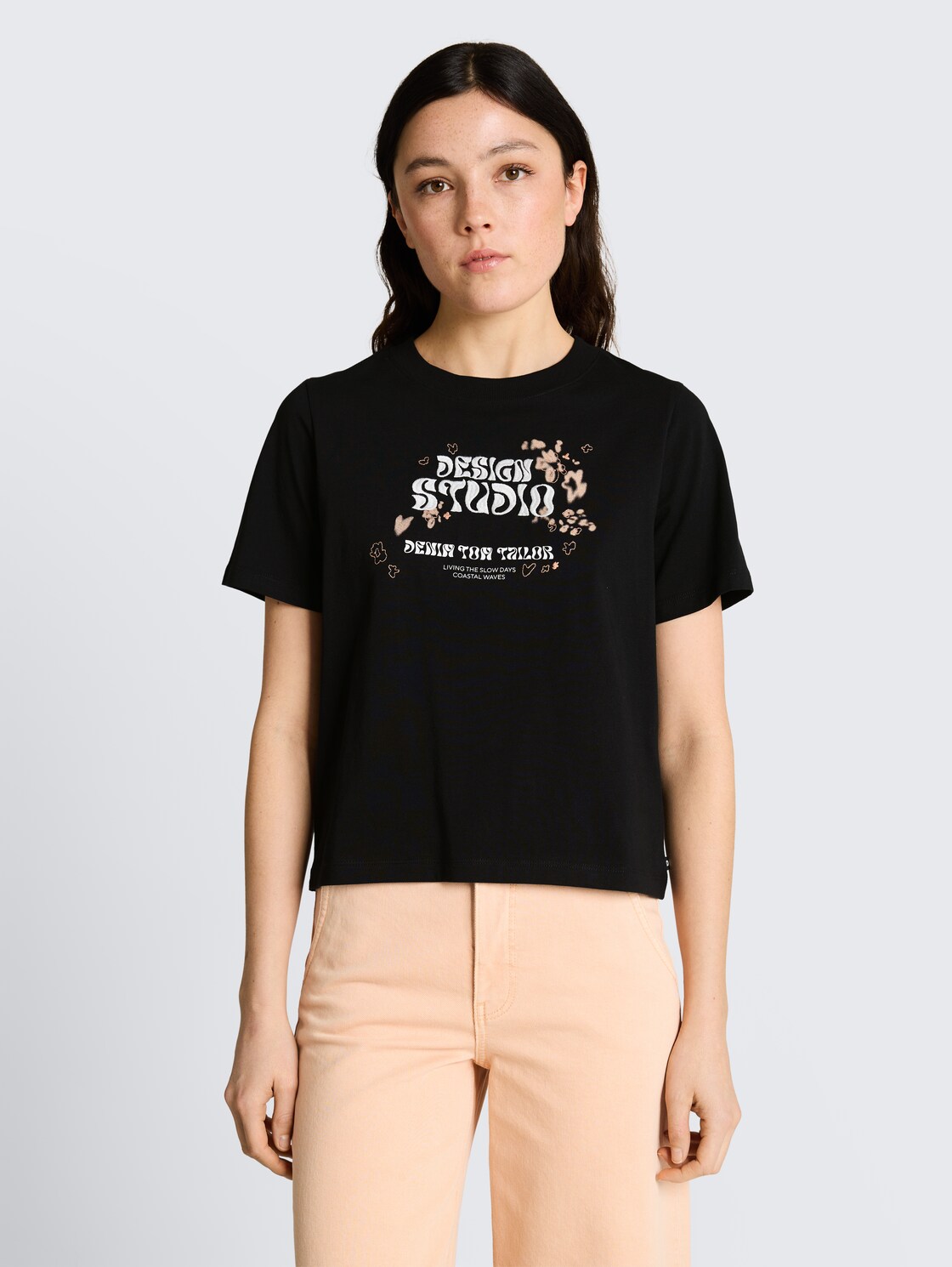 Loose Fit T-Shirt mit Stickerei - deep black - Ausschnitt Model-Vorderansicht