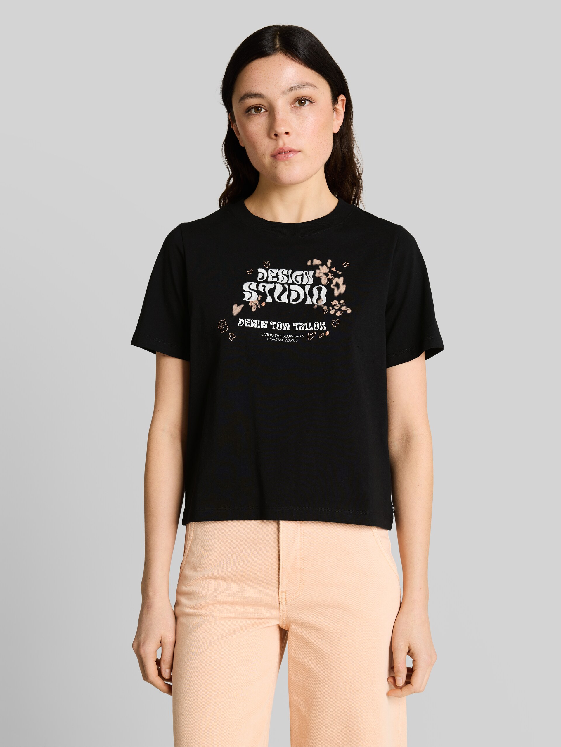 Loose fit T-shirt with embroidery - deep black - Neckline model front view